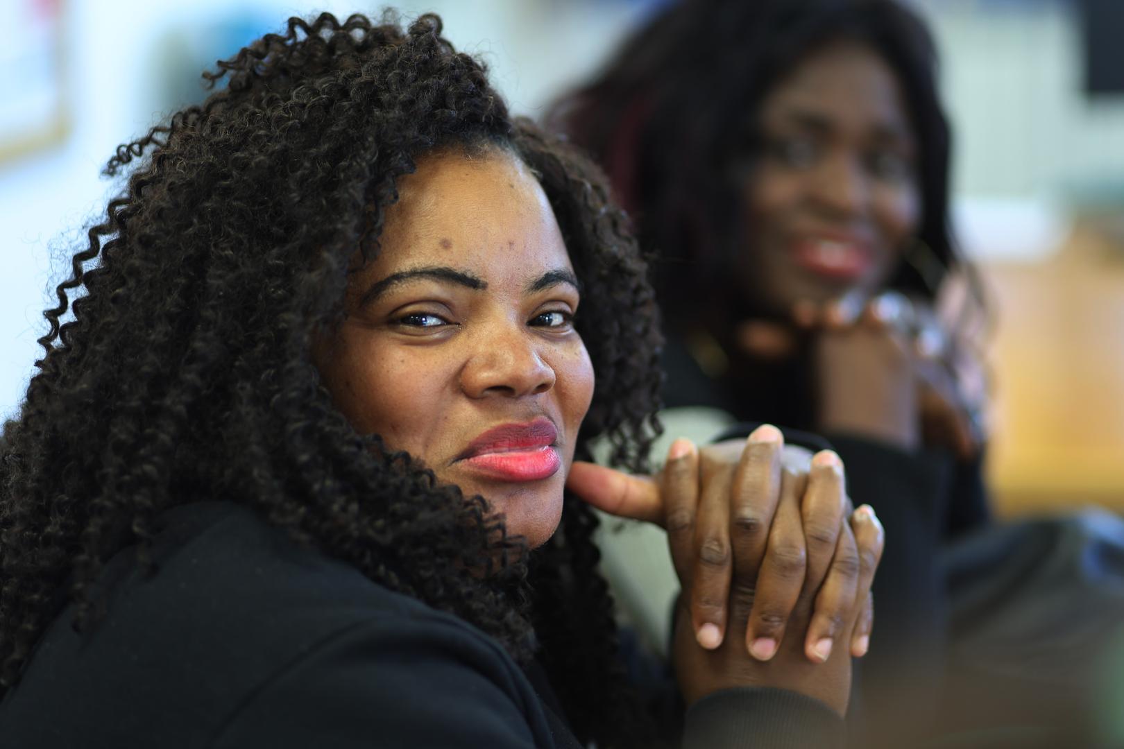 Nadine Tsopdie, en primer plano, y Florence Otarobo, compañeras en la Empresa de Inserción de la Fundación Ilundáin