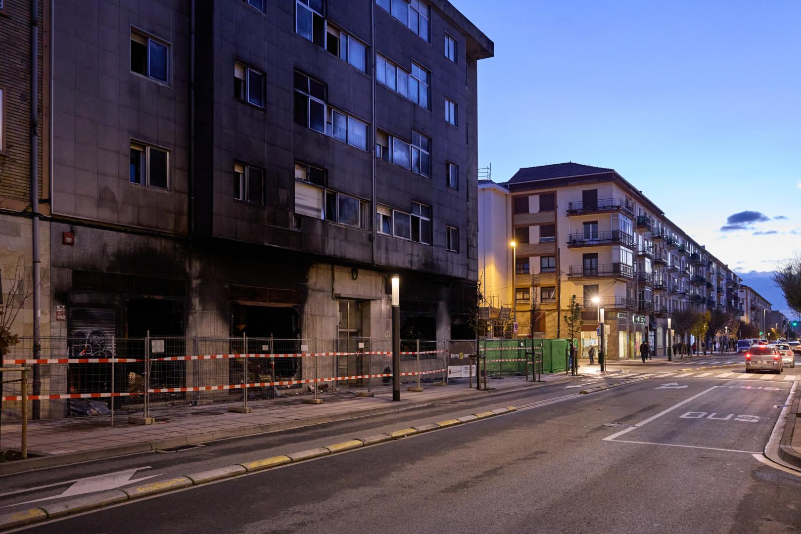 Vecinos afectados por un incendio en el Bazar bajo sus viviendas. L* Marcelo Celayeta 100, Pamplona