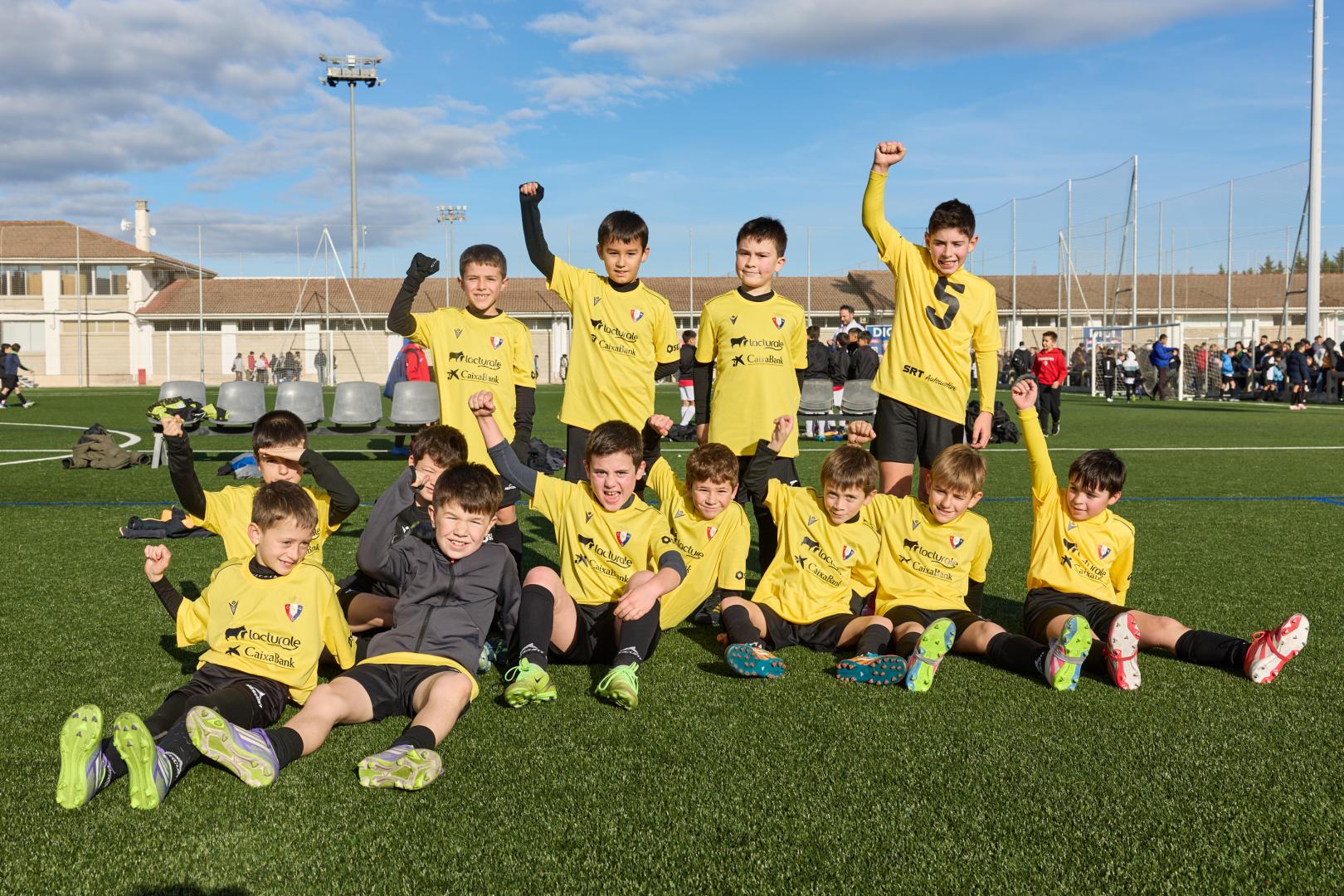 Los jugadores del colegio Mater Dei de Ayegui celebran su pase a los dieciseisavos tras terminar la fase de grupos