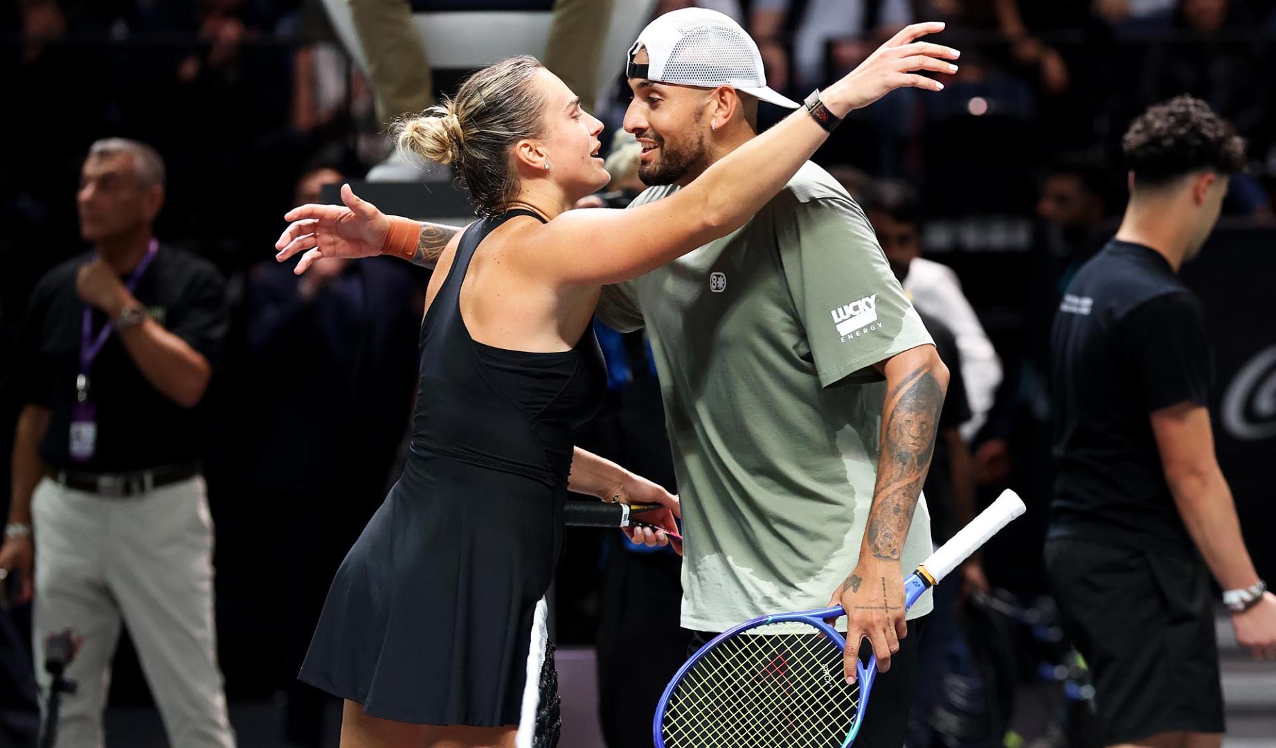 Aryna Sabalenkay Nick Kyrgios se funden en un abrazo tras el partido exhibición