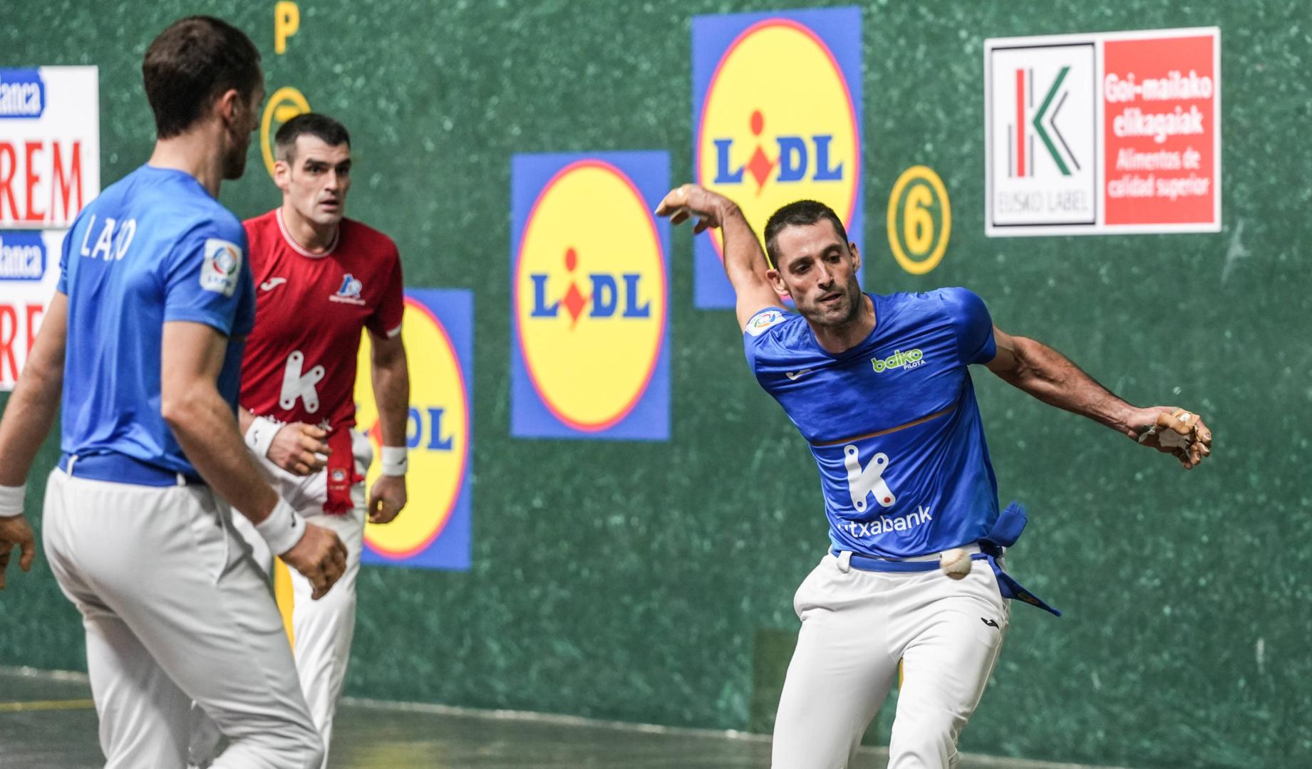 Jon Ander Albisu alcanza una pelota con Unai Laso al costado y Joseba Ezkurdia detrás, este domingo en el Ogueta