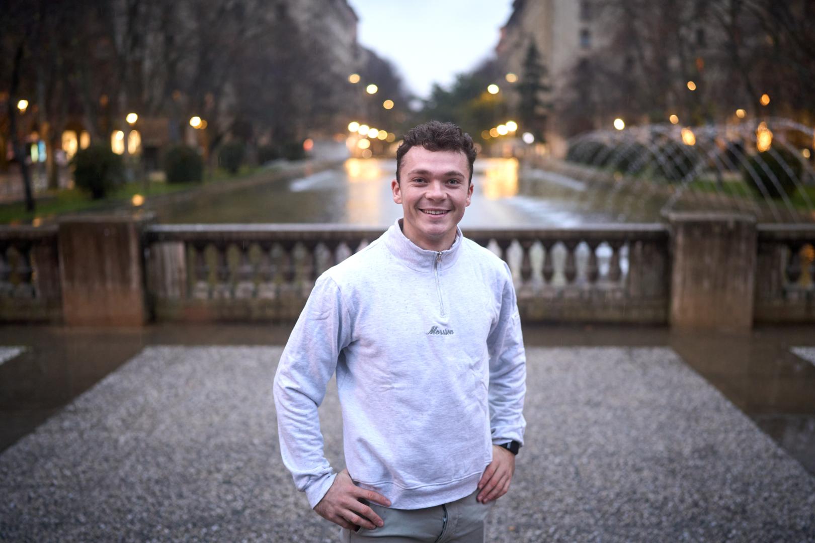 Iñaki Montes de la Torre afronta una nueva etapa en su vida personal y deportiva, con el regreso a Pamplona. En la imagen posa en la Plaza de la Libertad.