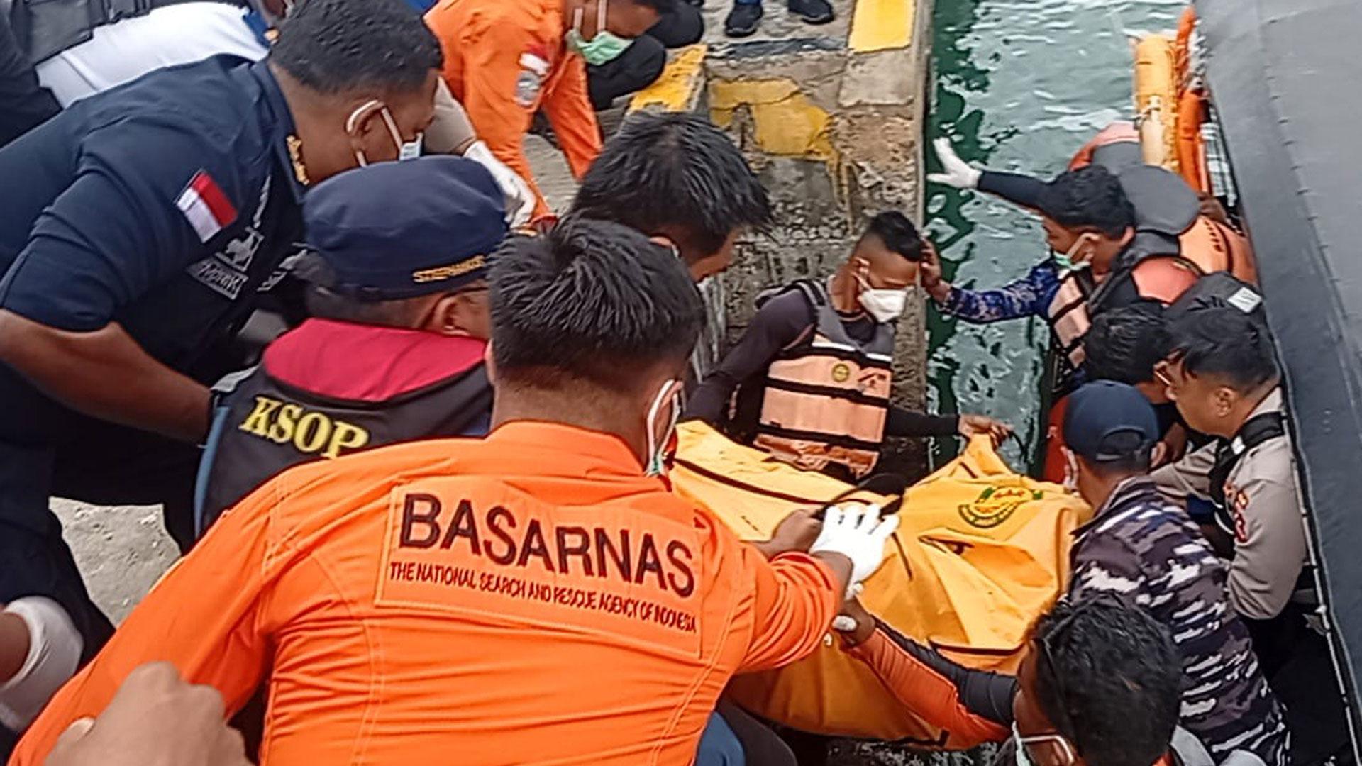 El Equipo de Búsqueda y Rescate de Indonesia (SAR) ha recuperado el cuerpo de una niña de las victimas del naufragio en las aguas cercanas al lugar donde desde el pasado viernes se busca a otros tres españoles desaparecidos
