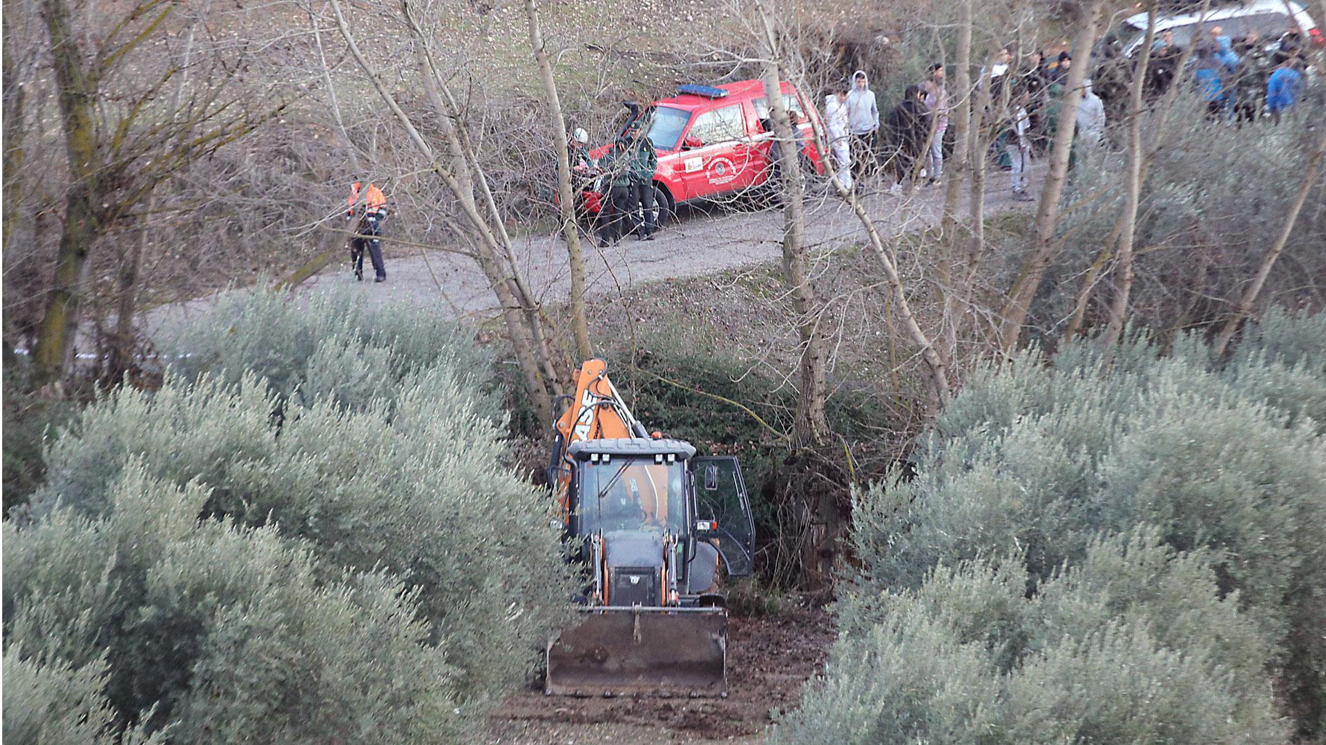 Labores de búsqueda de un joven que con su moto fue arrastrado por el agua en el arroyo de la Cañada, en el término municipal de Íllora, cuando pretendía cruzarlo. Ha sido hallado muerto este lunes