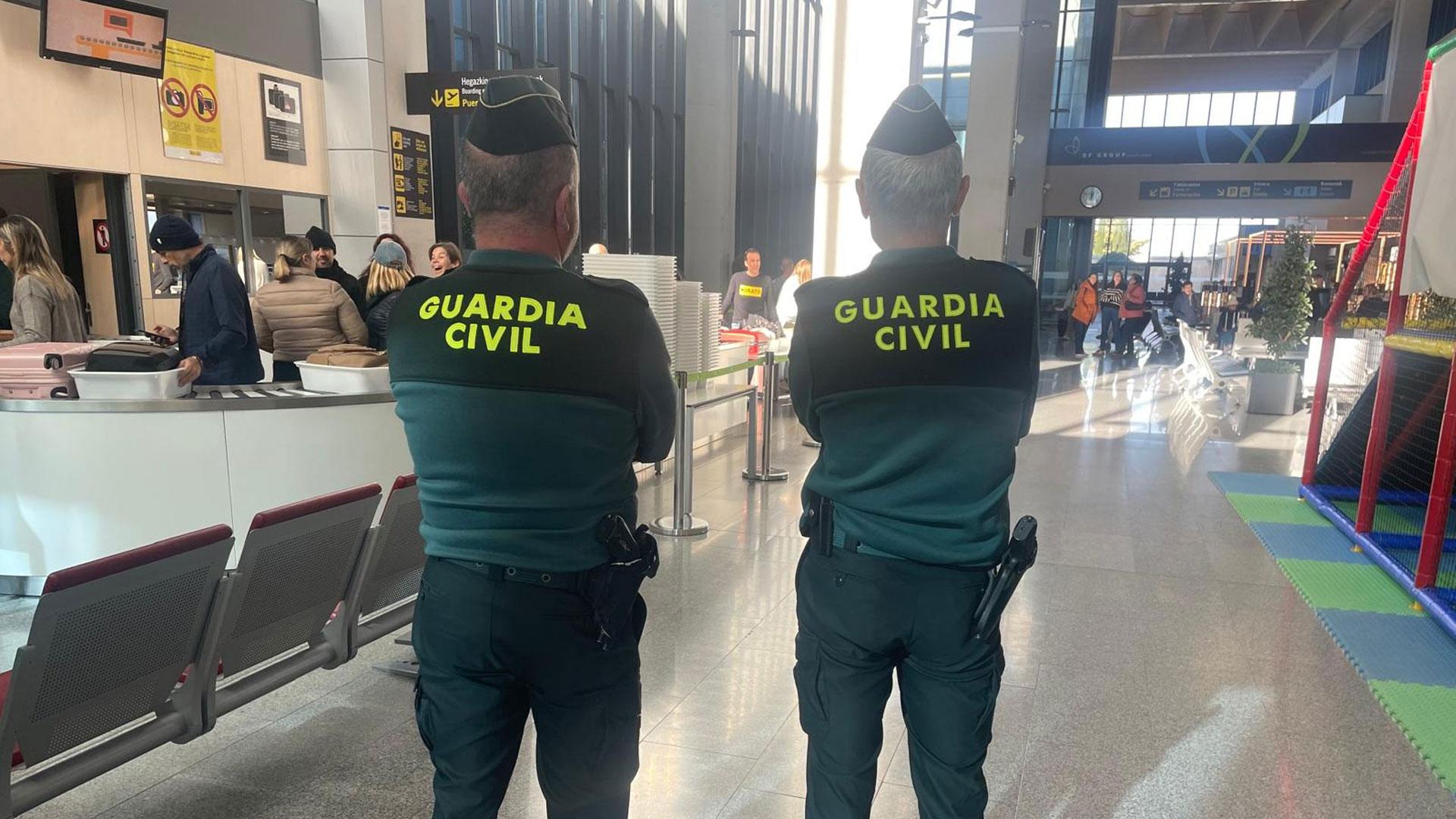 Dos agentes de la Guardia Civil, en el control de embarque del aeropuerto de Pamplona