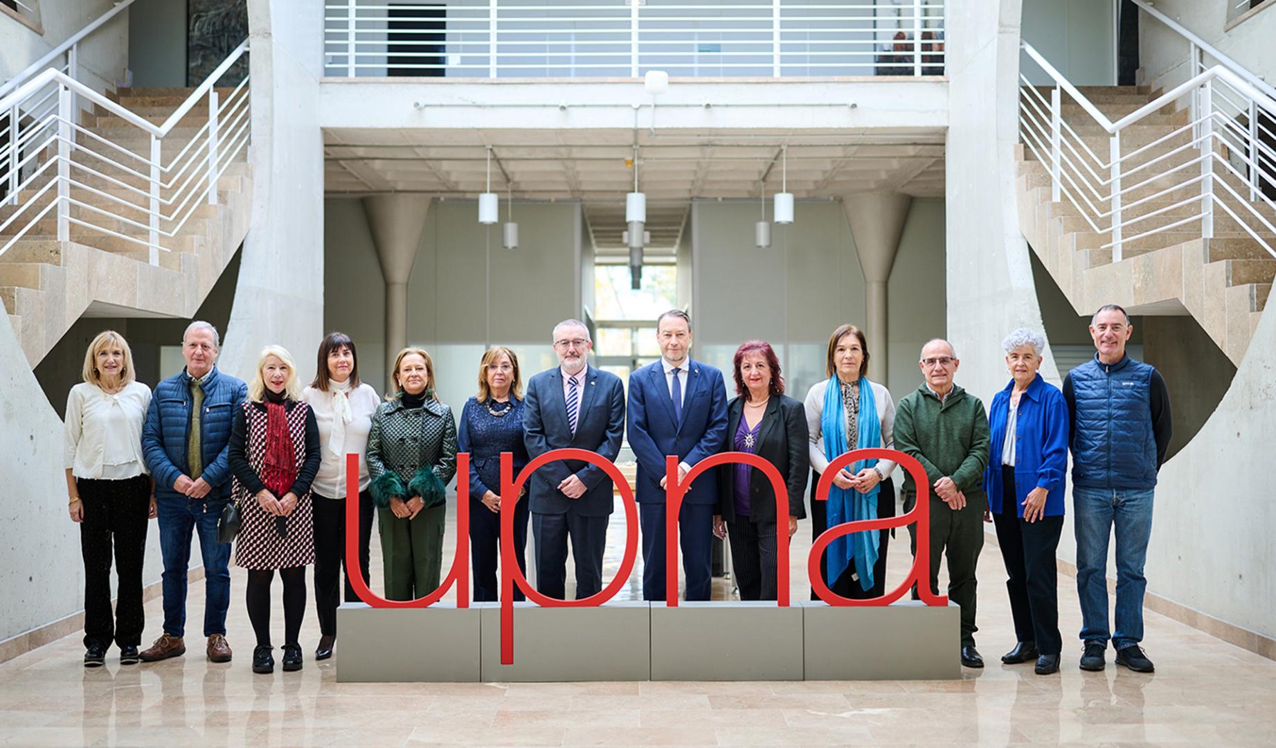 Personal jubilado asistente al acto. De izda. a dcha., Inés Gabari Gambarte, Juan José Zubiri Lujambio, Elsa Milagros Casanova Lamoutte, María Fátima Baigorri Romero, María José Quintana de Uña, Carmen Torres Ibáñez, el vicerrector de Profesorado, Luis Gandía; el rector, Ramón Gonzalo; Teresa Calvo Martínez, Inmaculada Algarra Ollo, José Miguel Mateo Celaya, Txelo Silanes Mediavilla y Alfredo Pina Calafi