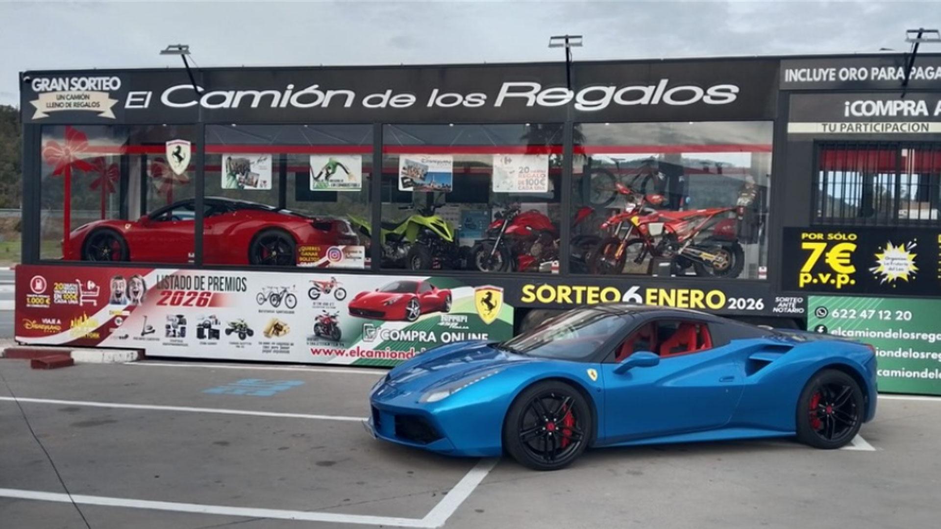 Una imagen del Camión de los Regalos, con el Ferrari azul aparcado delante