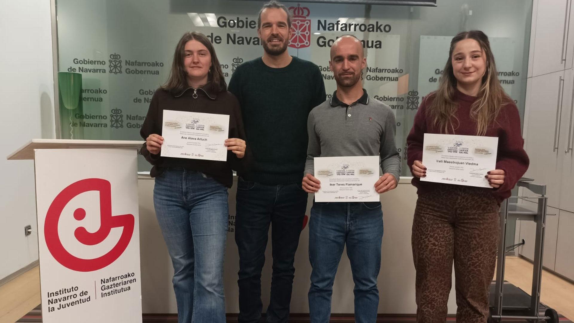 El director gerente del Instituto Navarro de la Juventud, Txema Burgaleta, con los premiados