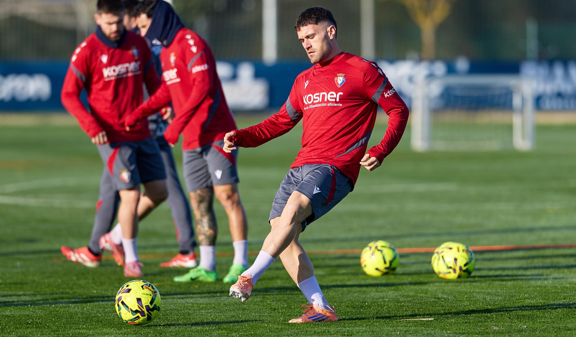 Javi Galán golpea el esférico con la izquierda durante su primer entrenamiento en las instalaciones de Tajonar