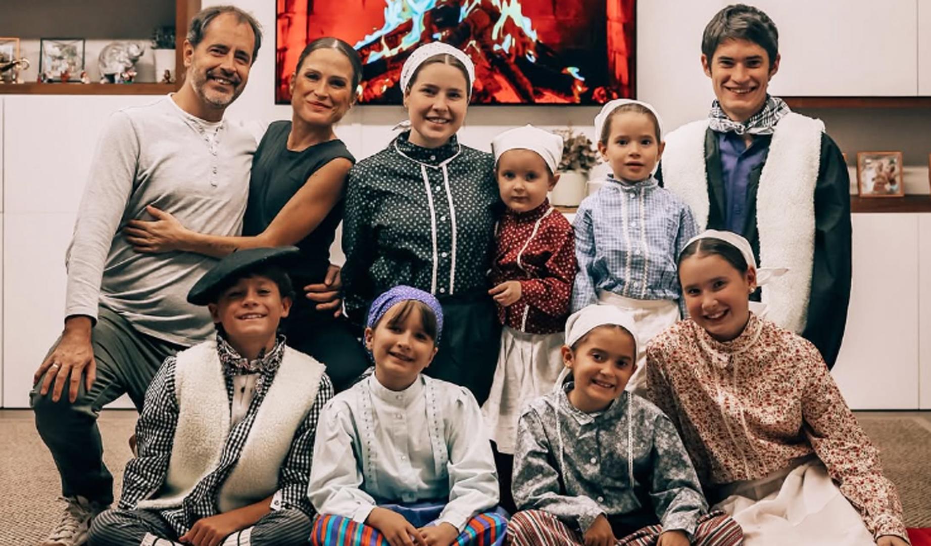Estefanía Unzu, más conocida como Verdeliss, posa junto a su familia el pasado 24 de diciembre