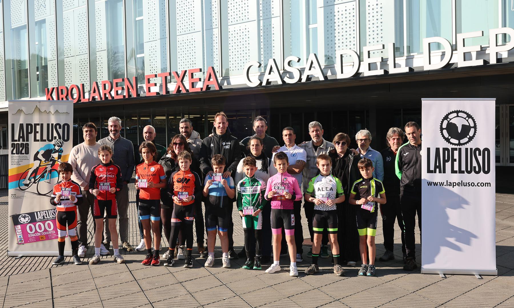 Representantes de las escuelas de ciclismo, junto a exciclistas profesionales navarros, y miembros de la organización de La Peluso