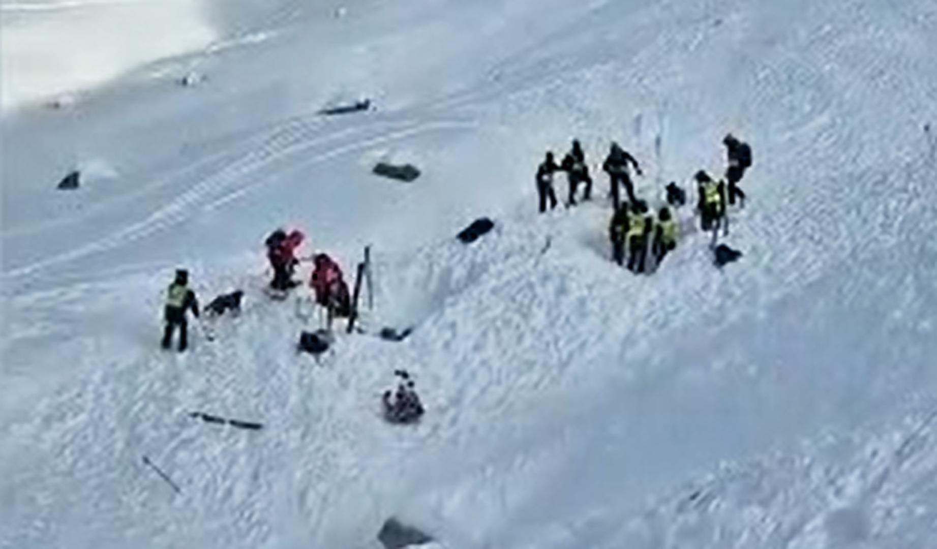 Los equipos de rescate trabajan en la zona del alud