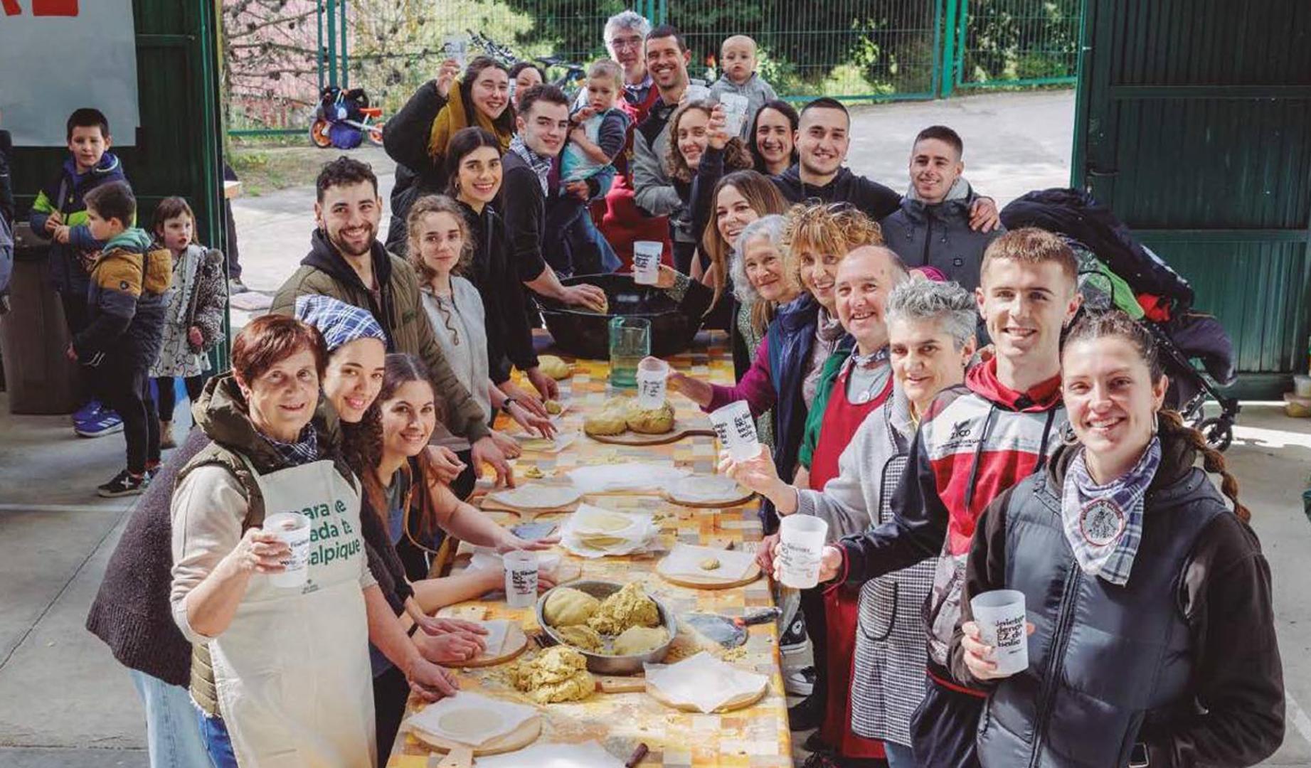 Vecinos de Mañeru que se reunieron en una jornada festiva en la localidad