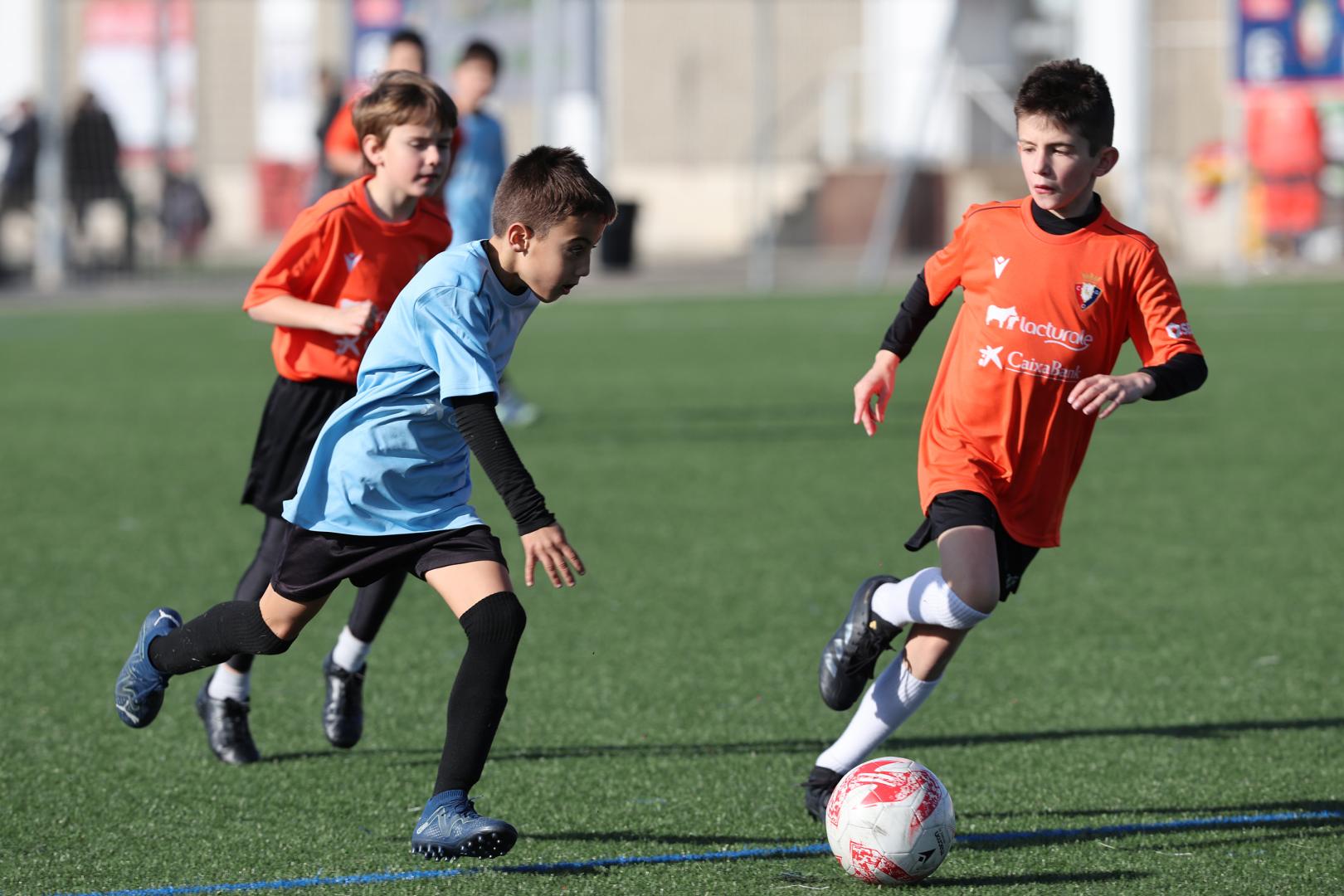 Dos rivales luchan por la posesión en uno de los últimos partidos de la fase de grupos del torneo mixto, que ya tiene decidido el cuadro de dieciseisavos