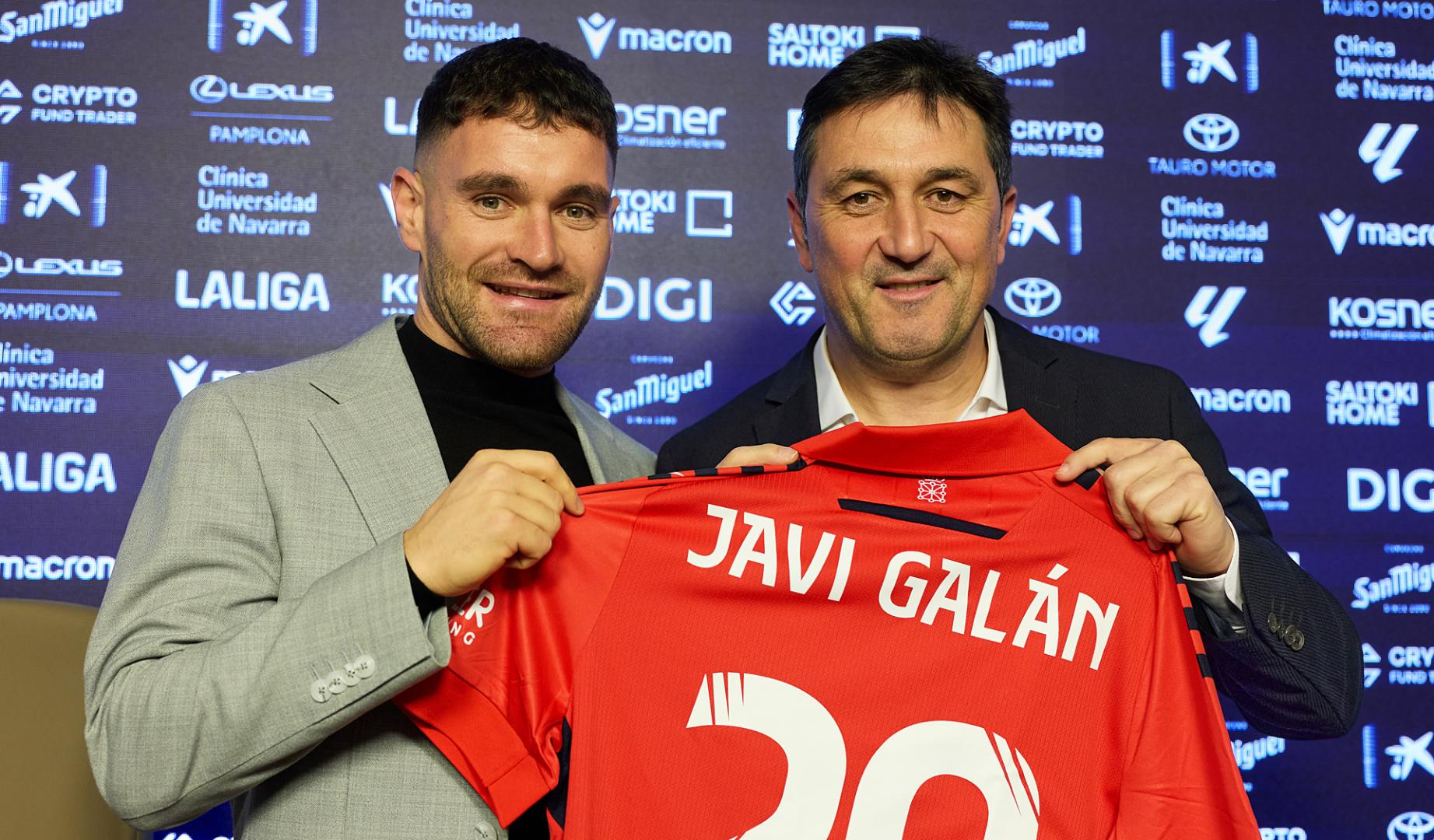 Javi Galán posa junto a Braulio Vázquez sosteniendo la camiseta con el dorsal 20 el día de su presentación