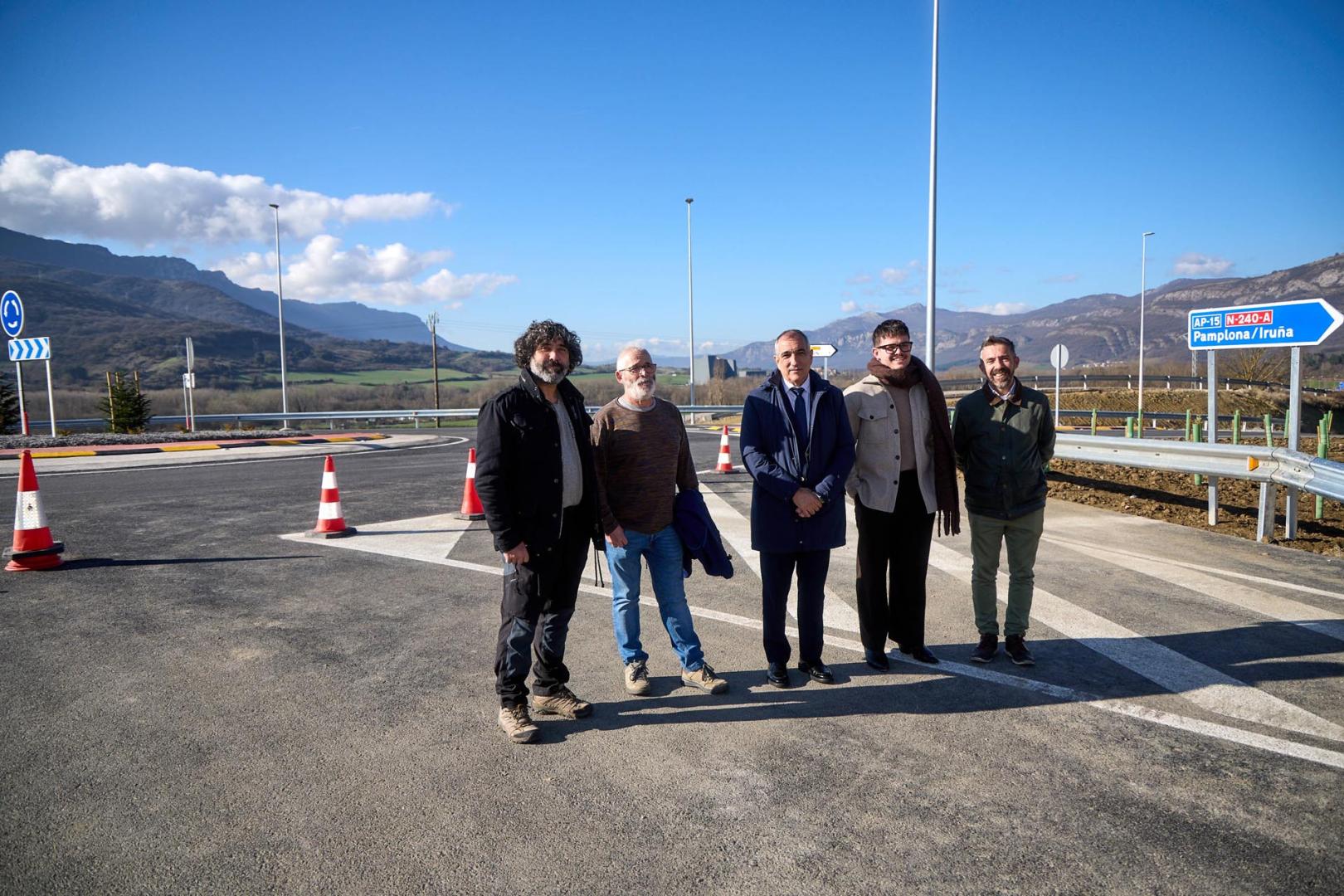 El consejero Chivite con autoridades locales, este lunes en el nuevo nudo de incorporación a la A-15