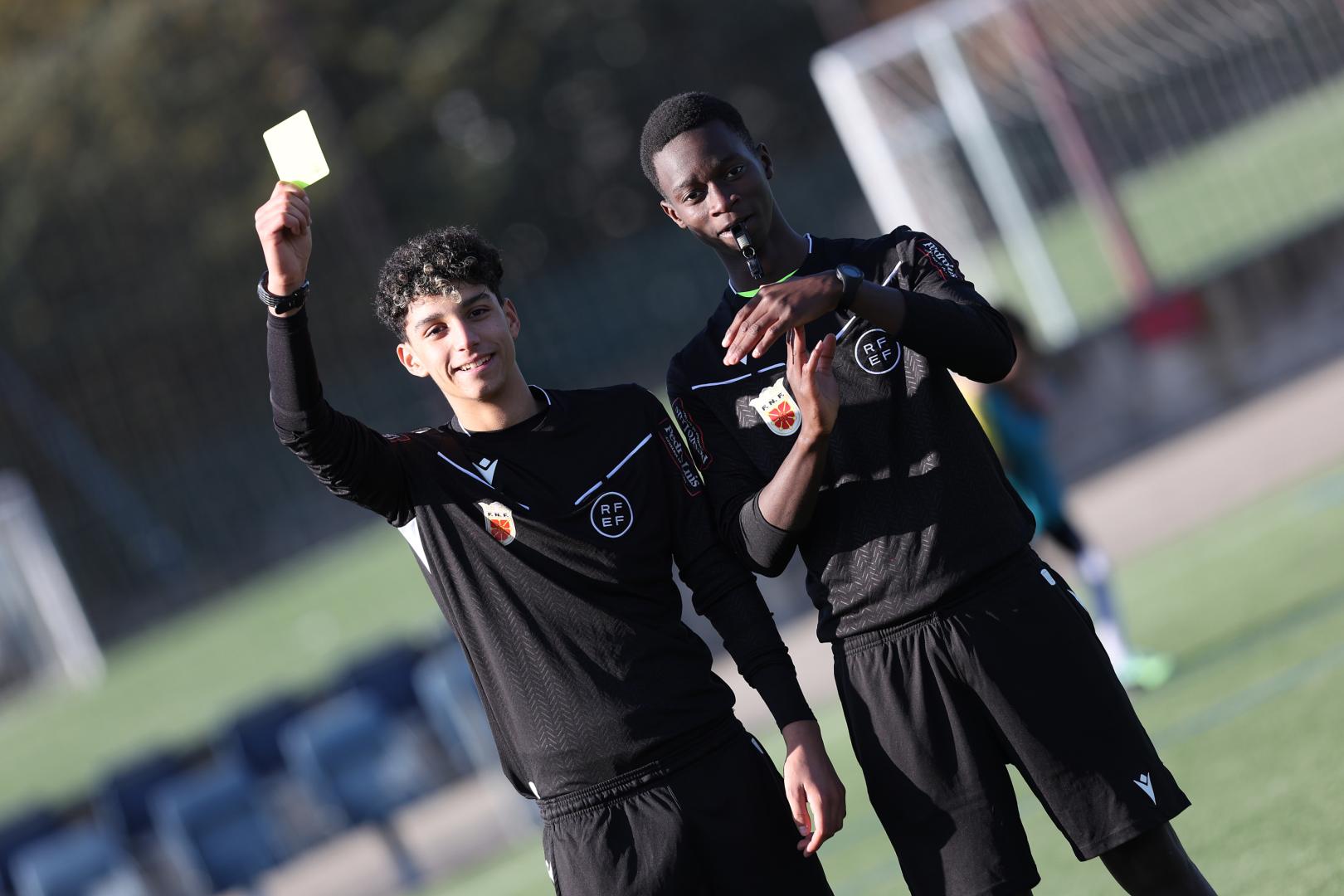 Aiman Ouddacha (izda.)y Madou Doumbia (dcha.) son dos de los árbitros que dirigen estos días los encuentros del Interescolar