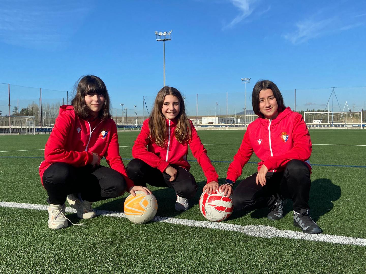 Mara Amezcua, Naia Latienda y Saioa García ejercen de recogepelotas en el Interescolar