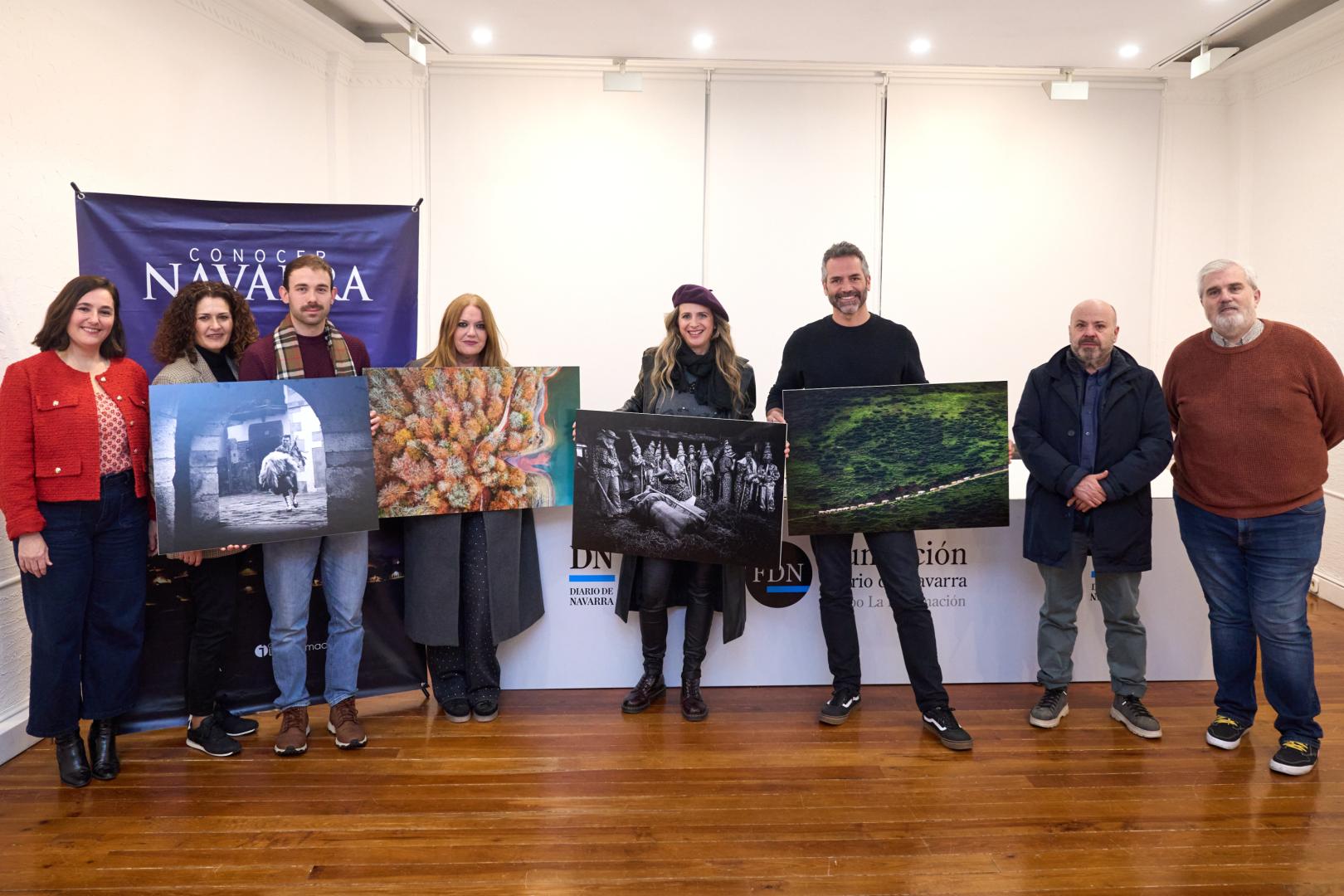 Desde la izq: Ainhoa Hernández, periodista de Diario de Navarra; Begoña Fernández (Carné Joven); Peio Ardaiz (ganador del premio Joven); Pili Nuin (recogió el premio de Jesús Diges en Paisajes y Patrimonio); Ainhoa Tejerina (Fiestas y Tradiciones); Mikel Benito (Gastronomía y Producto Local); Nacho Calvo (Asociación de Hostelería y Turismo de Navarra) y Tito Navarro, responsable de Eventos de Diario de Navarra