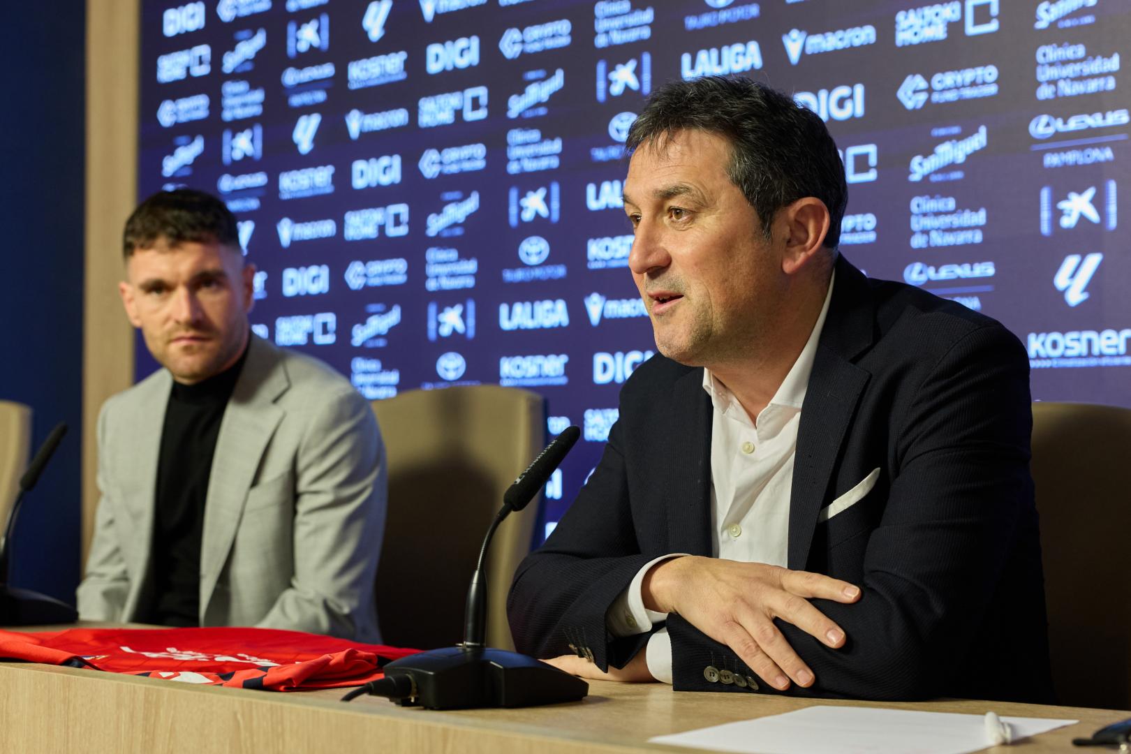 Braulio Vázquez, en la presentación del nuevo fichaje de Osasuna, Javi Galán