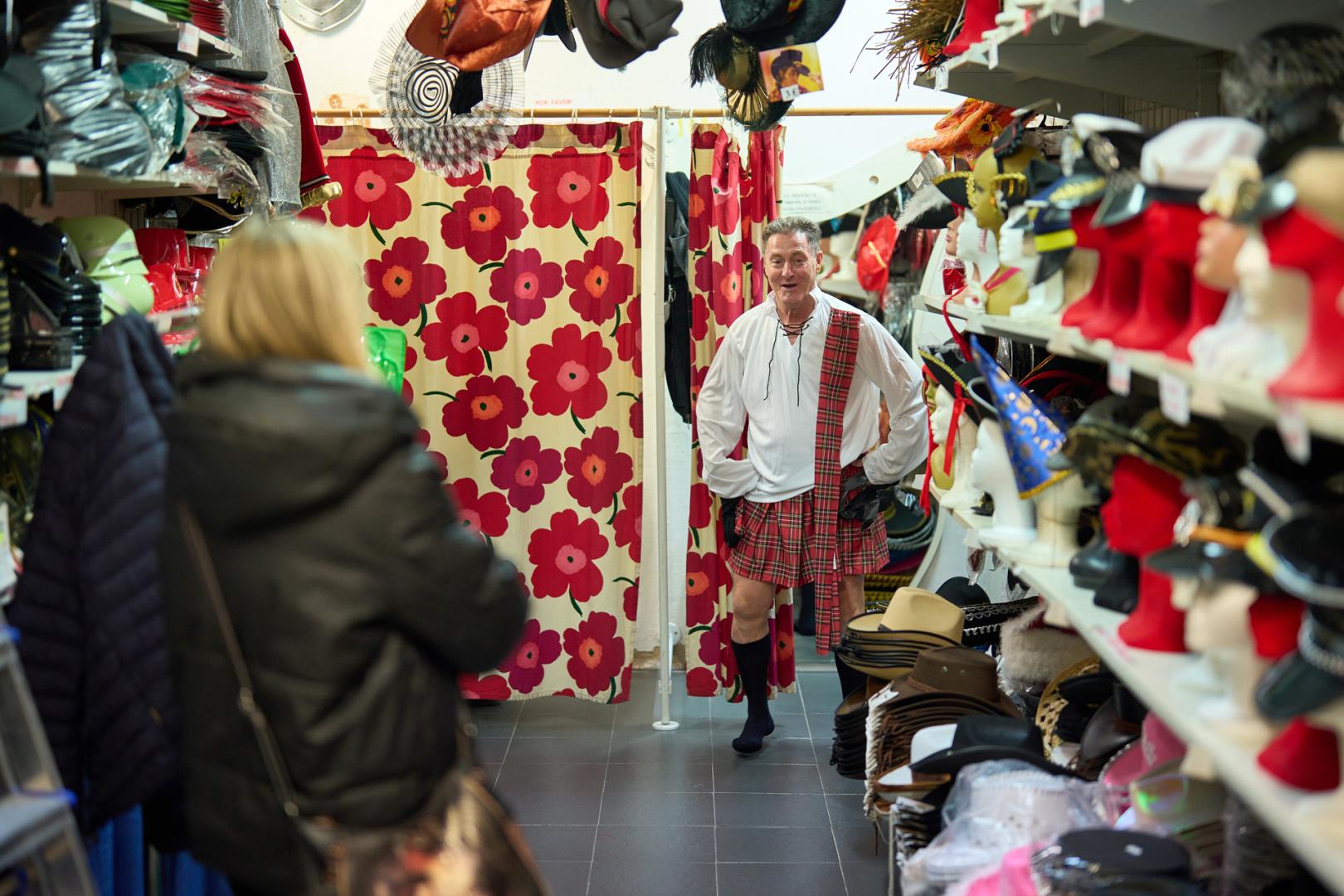 Un futuro escocés probándose su traje este lunes por la tarde en la tienda de disfraces La Máscara
