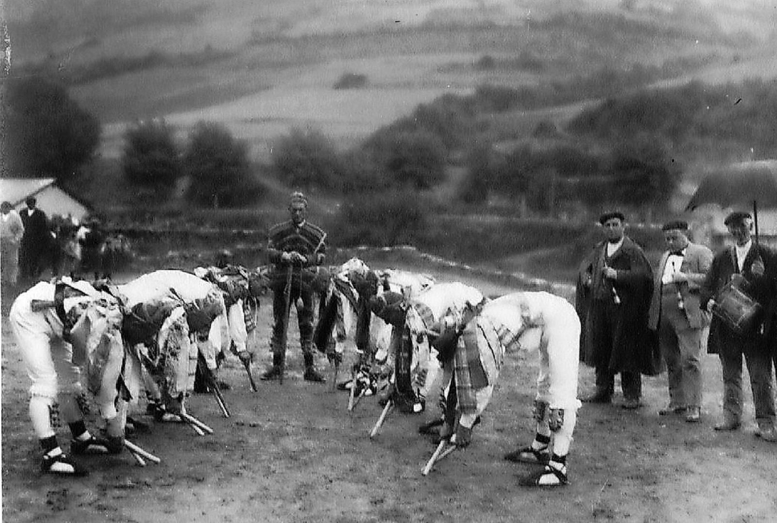 Danzantes de Ochagavía y gaiteros en Musquilda en 1924
