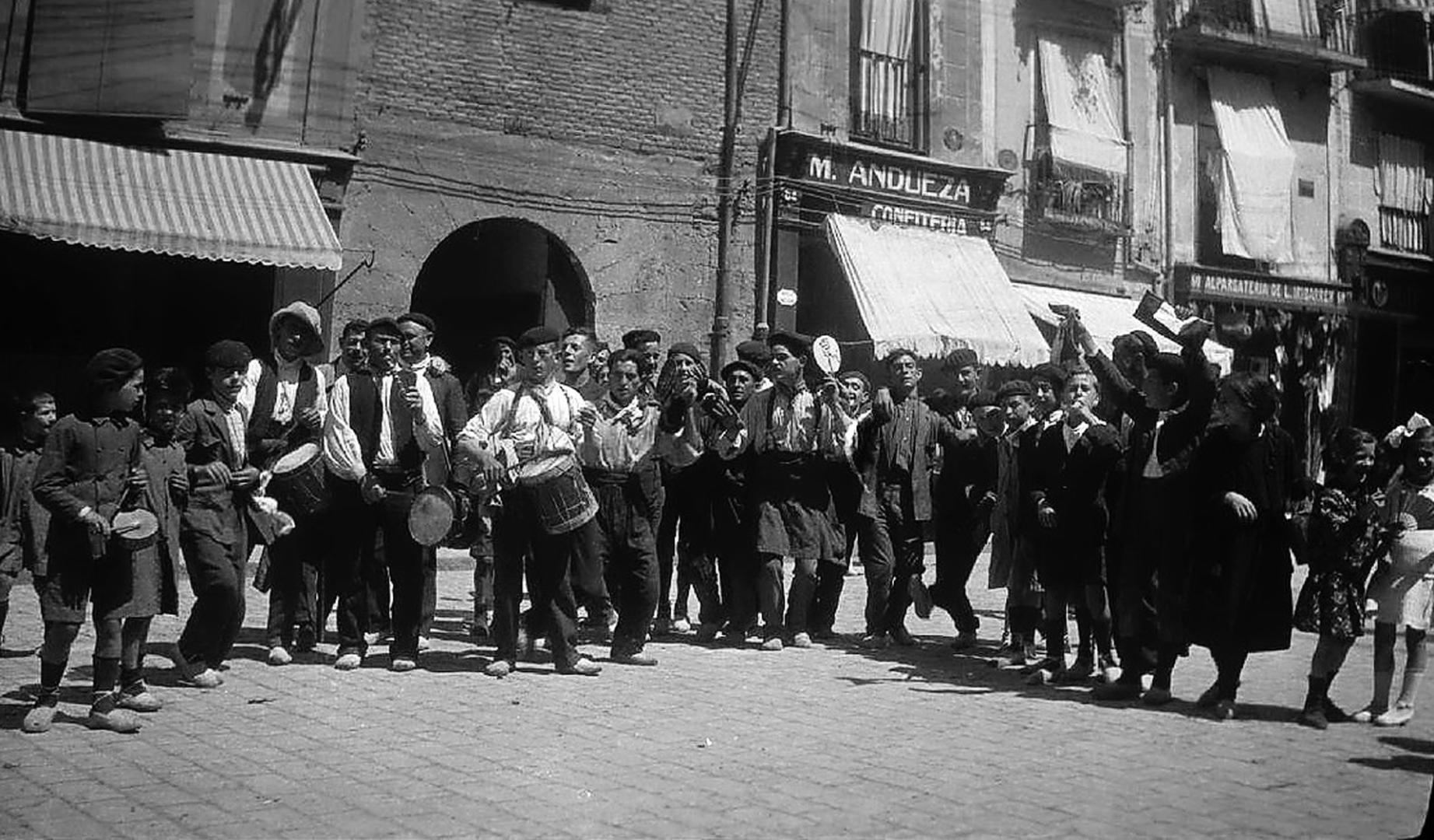 Mozos con txistus y tamboriles en los Sanfermines de 1930.