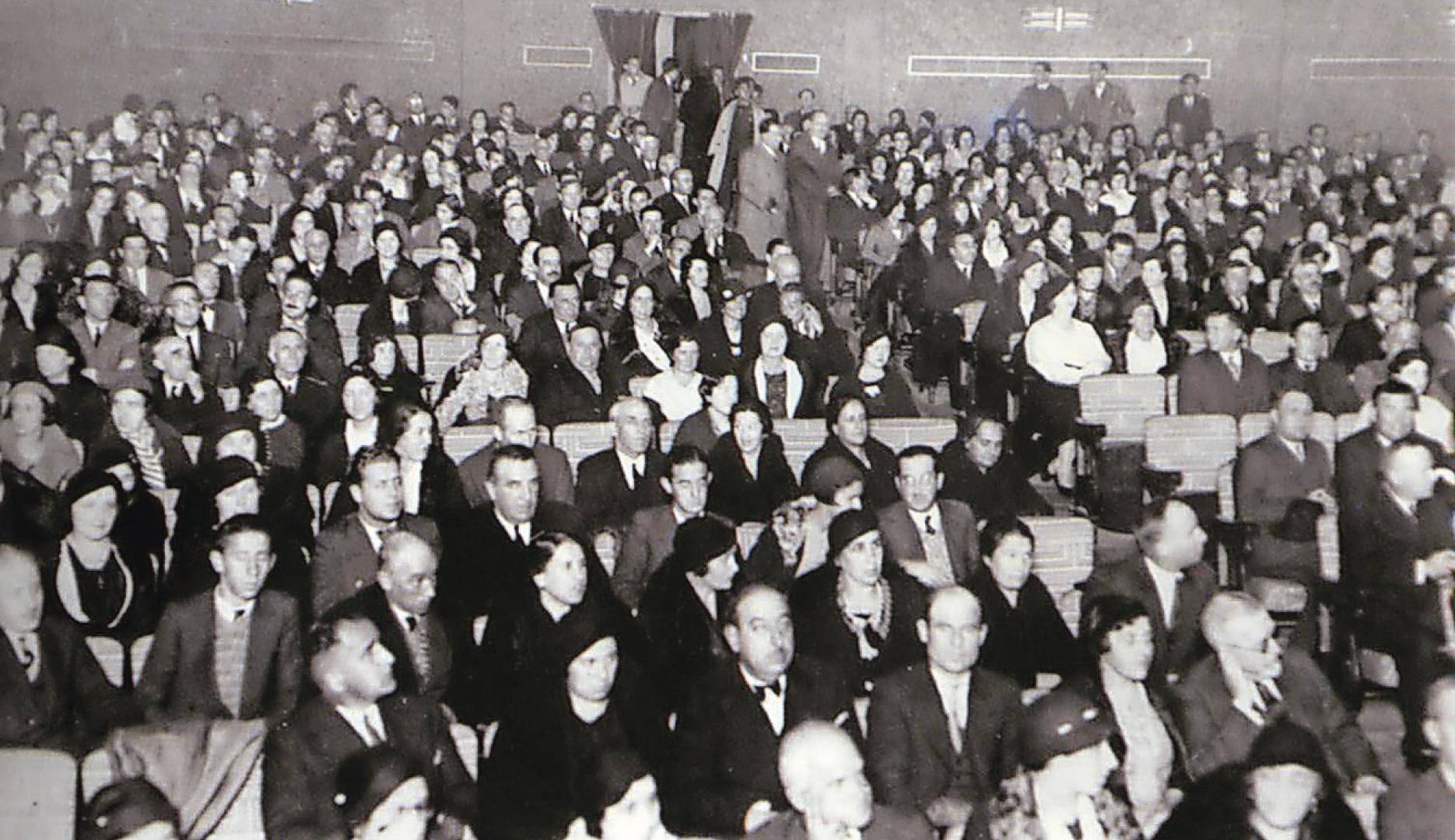 Público en una sesión de cine en el Teatro Gayarre, en 1931