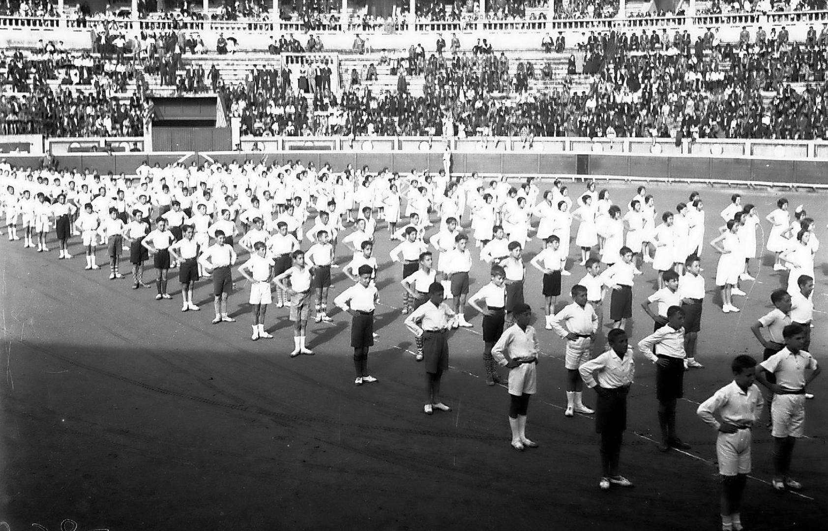 Ejercicios gimnásticos infantiles en la plaza de toros de Pamplona en 1933