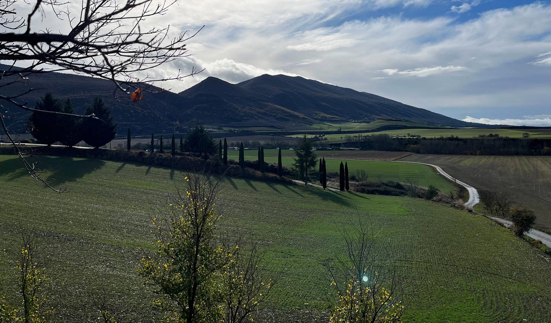Vista del cauce del río Elorz en Zabalegui, desde la iglesia parroquia. En medio, el cementerio de la localidad del Valle de Elorz.