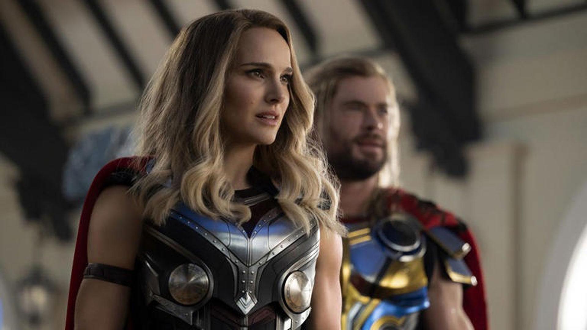 Natalie Portman y Chris Hemsworth en una escena de 'Thor: Love and Thunder'