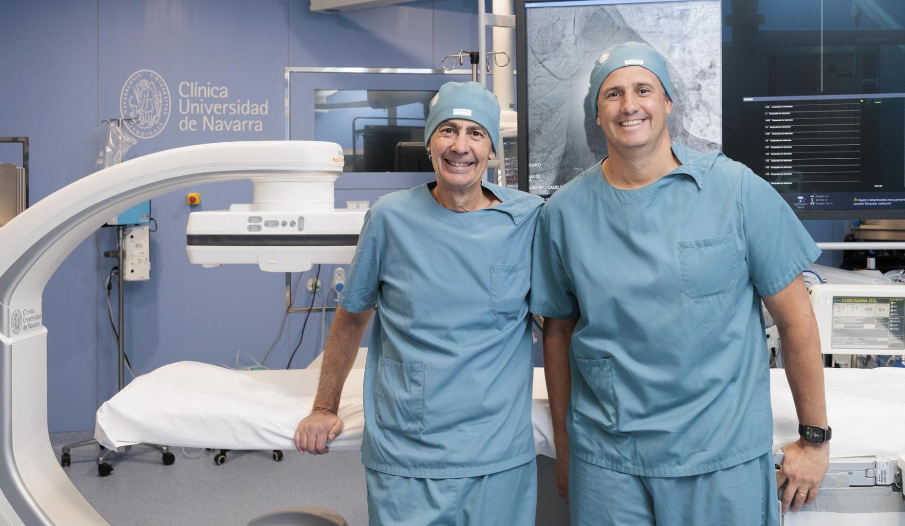 Los doctores Rafael Ruiz Salmerón y Rodrigo Teijeiro, de la Unidad de Hemodinámica y Cardiología Intervencionista de la Clínica Universidad de Navarra