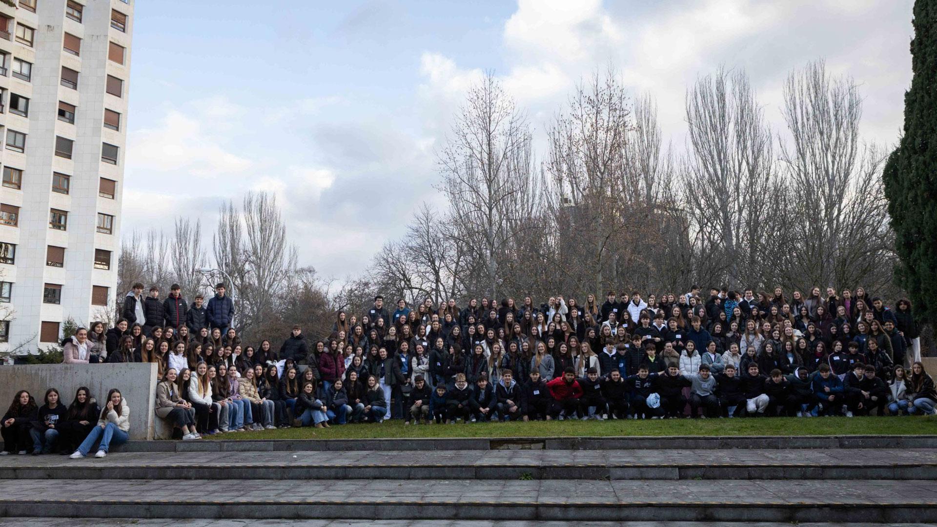 Foto de grupo de los más de 300 jóvenes de entre 13 y 15 años que han participado en las Colonias de Hondarribia y se han reunido en un encuentro organizado en Civican