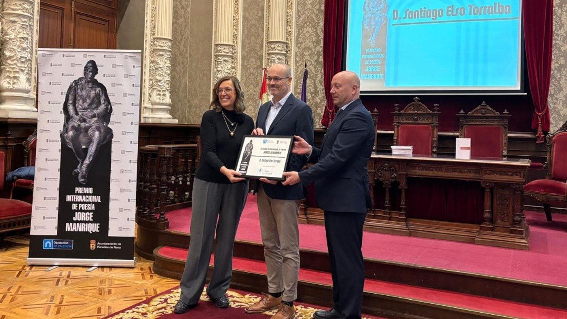 Momento en el que Santiago Elso Torralba recibe el Premio Internacional de Poesía Jorge Manrique