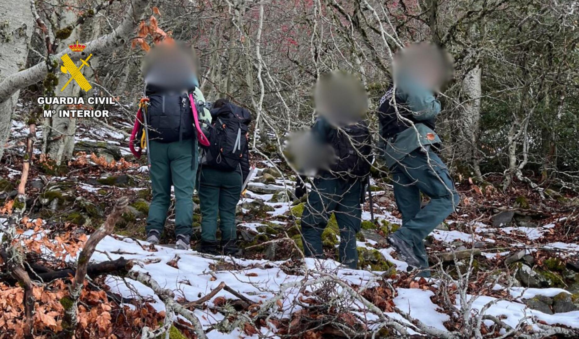 Agentes de la Guardia Civil, junto a las dos senderistas
