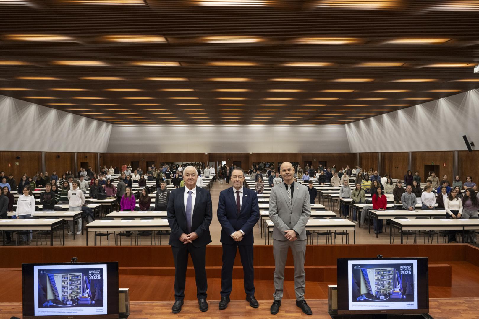 Desde la izda.: el presidente de Caja Rural de Navarra, Ignacio Terés Los Arcos; el rector de la UPNA, Ramón Gonzalo García; y el vicerrector de Internacionalización y Cooperación, Jorge Elso Torralba, con el alumnado que acudió a recoger su beca