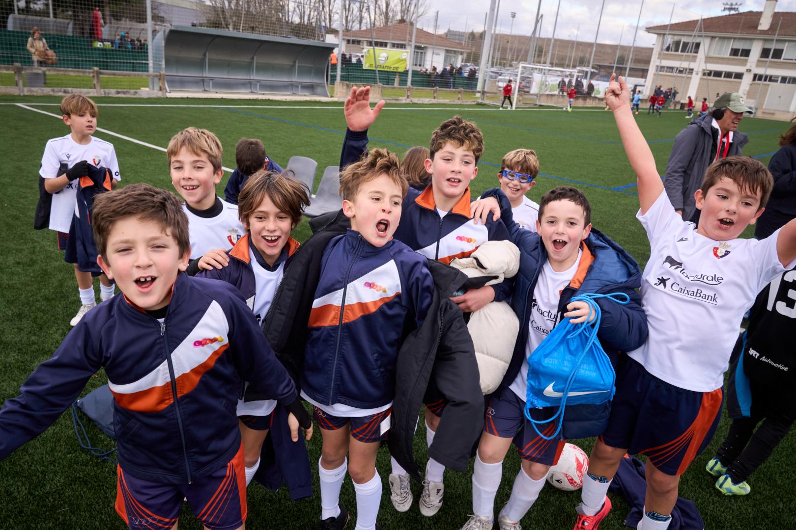 Alegría entre los jugadores del Liceo Monjardín que se han clasificado para la eliminatoria de octavos