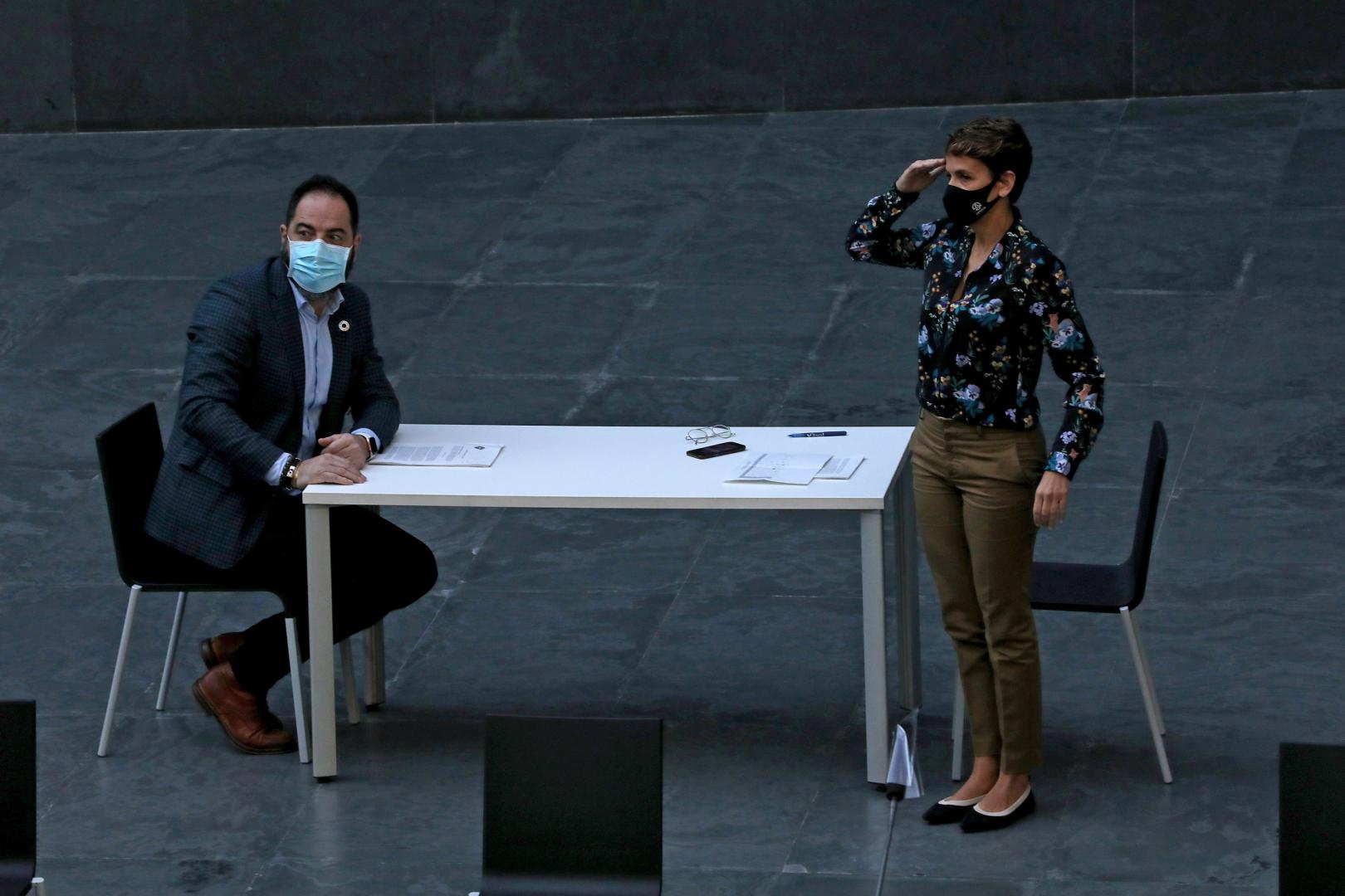 *A: JOSE CARLOS CORDOVILLA *F: 30-10-2020 *P: MARIA CHIVITE Y RAMON ALZORRIZ *L: PAMPLONA *T: SEGUNDO DIA DEL DEBATE DEL ESTADO DE LA COMUNIDAD FORAL. PARLAMENTO DE NAVARRA La presidenta Chivite, con Alzórriz, saludó el viernes como muestra la imagen al también socialista Santos Cerdán en el Parlamento. / CHIVITE SE CUADRA ANTE CERDÁN. El 20 de octubre de 2020, en el atrio del Parlamento, Ramón Alzórriz, María Chivite y un miembro del gabinete de esta se sentaron en esa mesa con Santos Cerdán. Ese día se celebraba un debate sobre el estado de Navarra. Así saludó Chivite al político de Milagro cuando llegó al Legislativo.