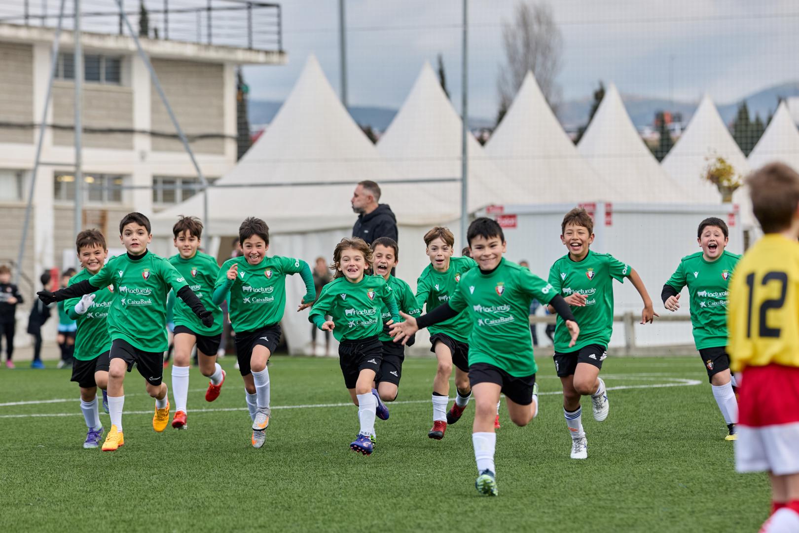 Los jugadores del Ezkaba corren para celebrar con su portero el pase a los octavos que se lo jugaron en la tanda de penaltis