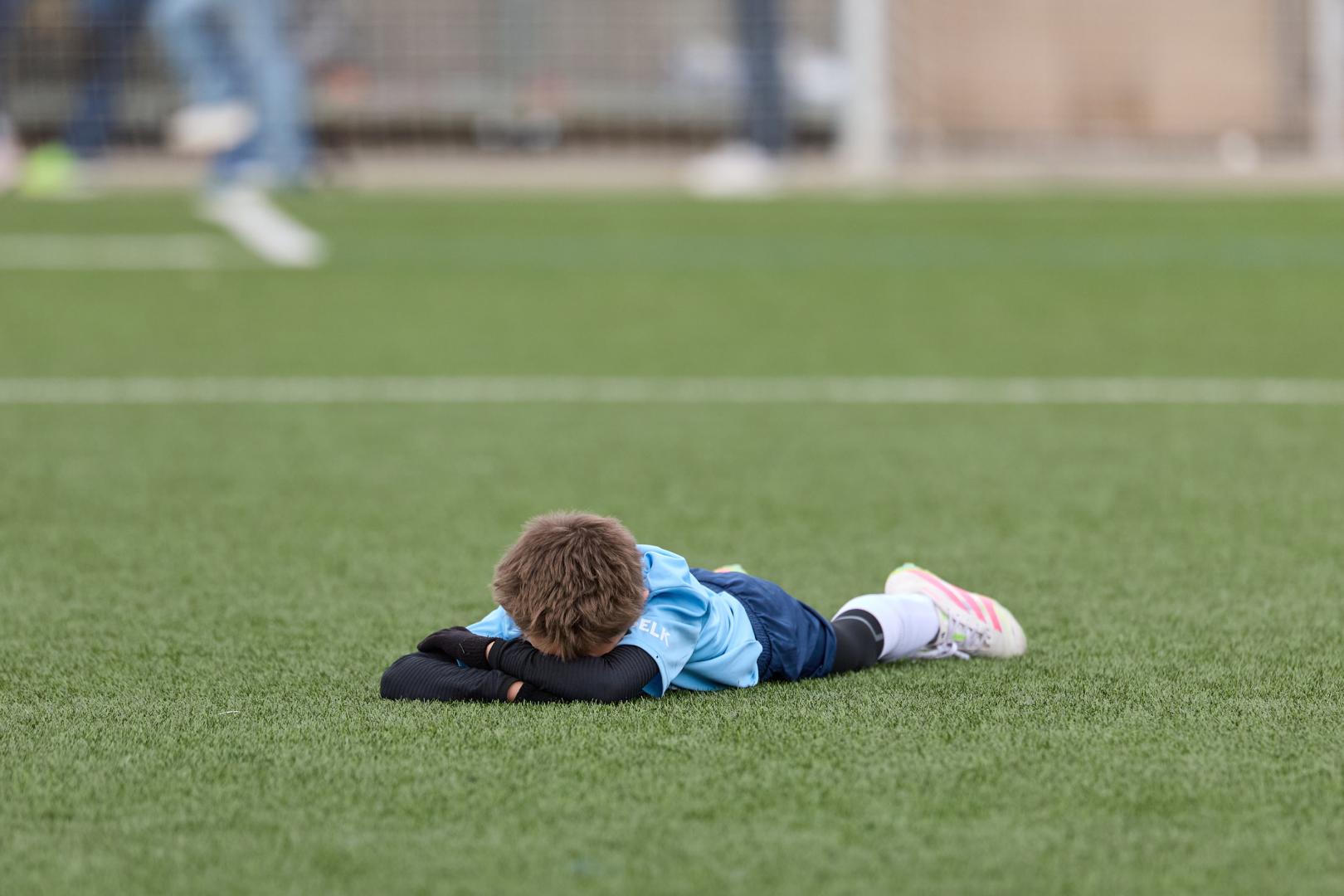 Un jugador del torneo se lamenta sobre el césped de uno de los campos de Tajonar