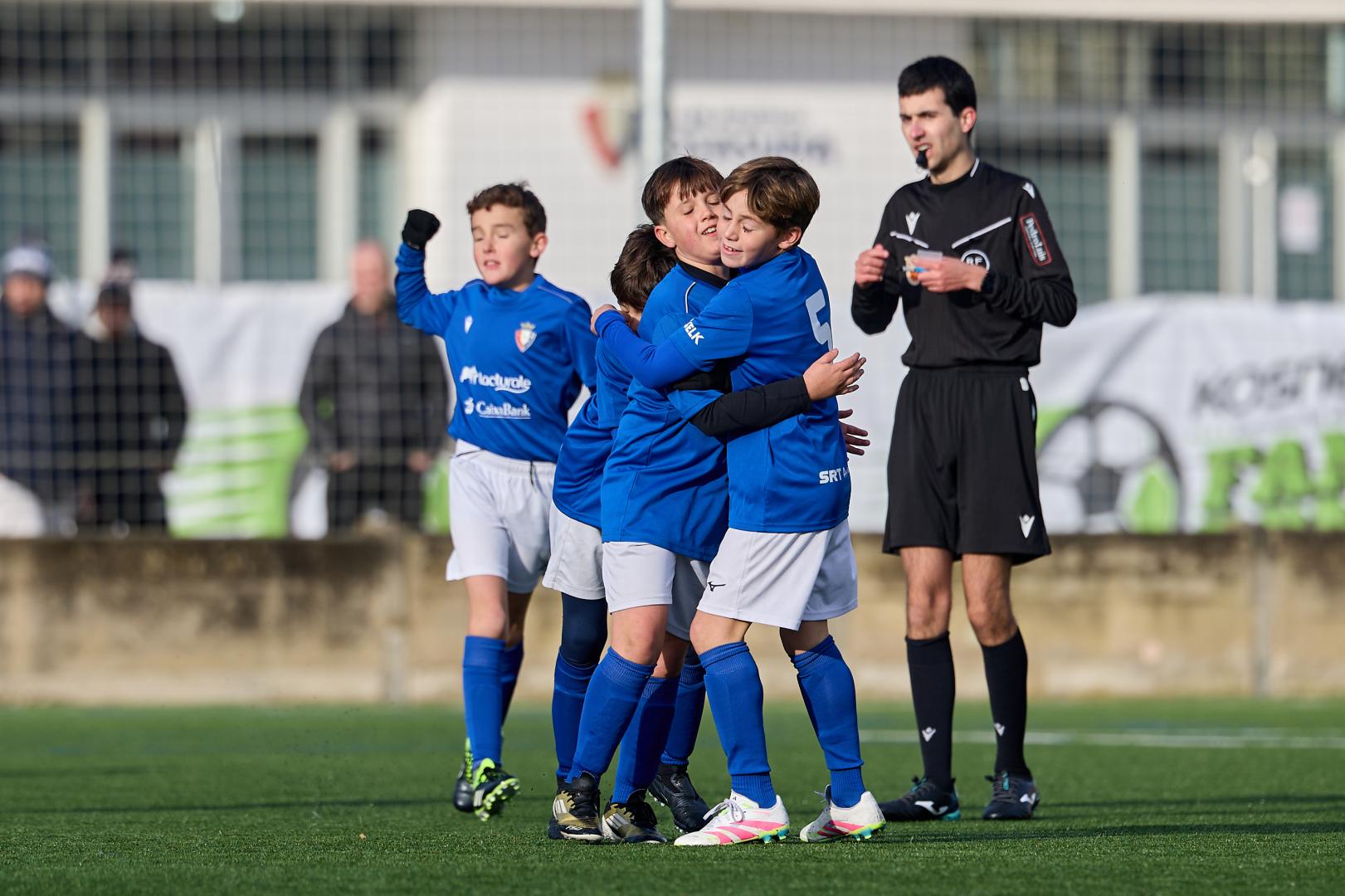 Muestras de alegría entre los jugadores de un partido de los dieciseisavos del Torneo Interescolar