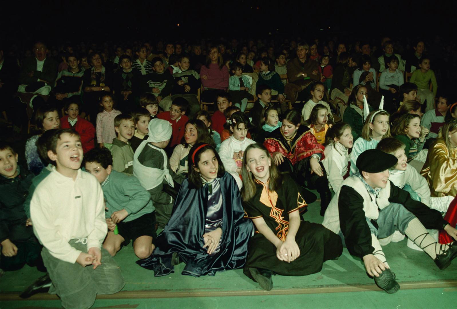 Numerosos jóvenes recibieron con ilusión la visita de los abanderados de los Reyes Magos y vibraron con las once actuaciones de la jornada
