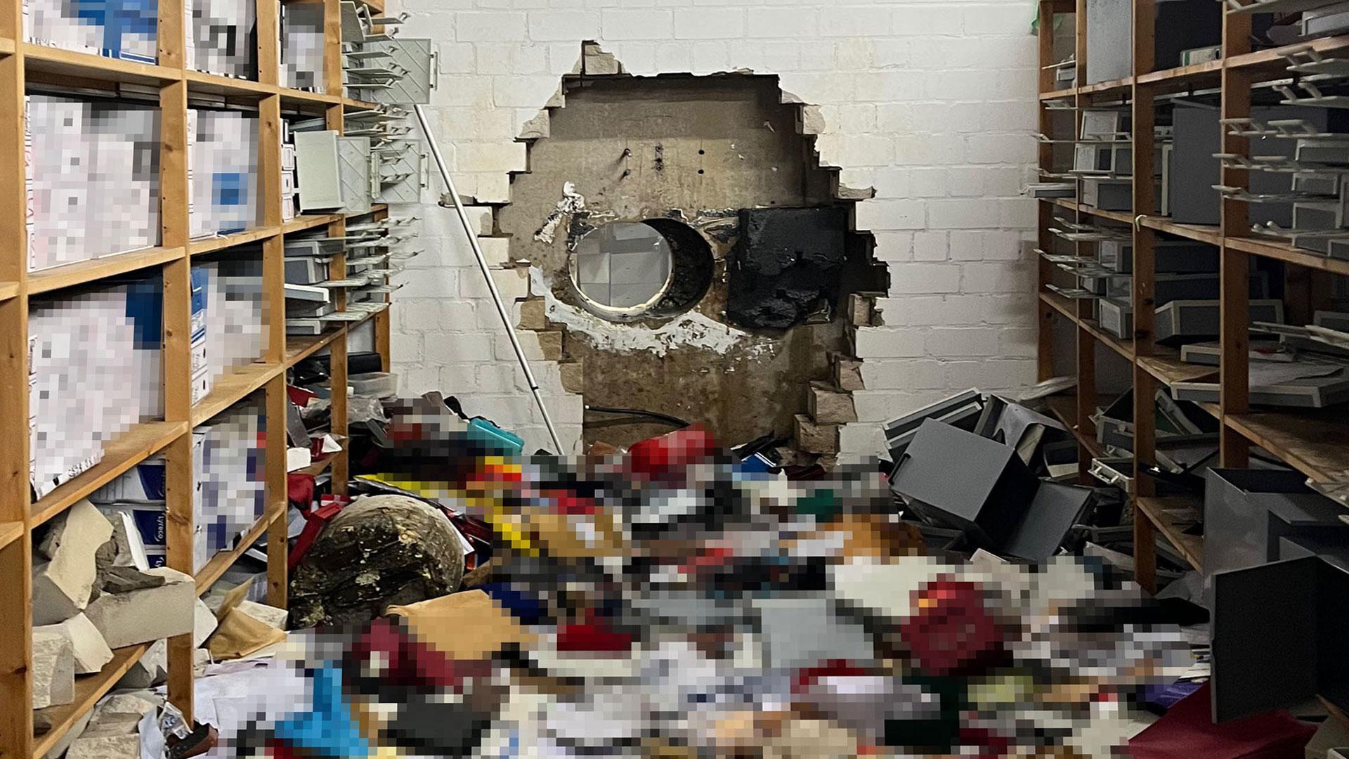 Butrón que realizaron los ladrones para acceder a la cámara acorazada y robar las cajas de seguridad de un banco alemán