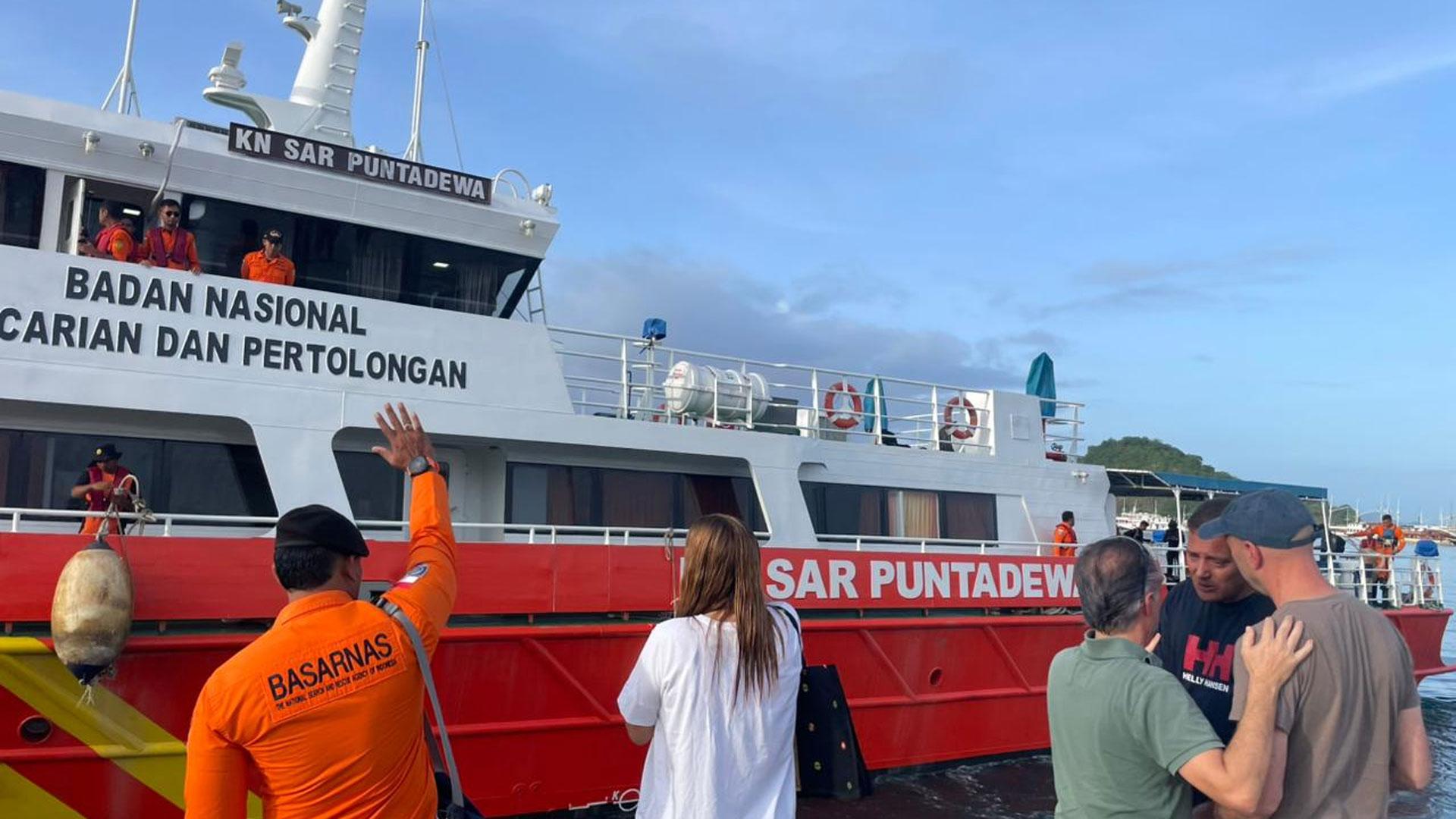 Integrantes de equipos de búsqueda de Indonesia parten para continuar sus labores este miércoles, en  Labuan Bajo después de que los familiares de los desaparecidos acudieran al puerto para agradecer uno a uno su labor