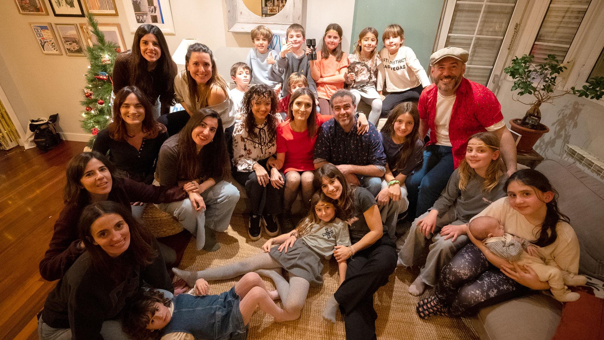 Foto de grupo de Musas y Fusas con los asistentes al concierto en el salón de la familia ganadora del sorteo