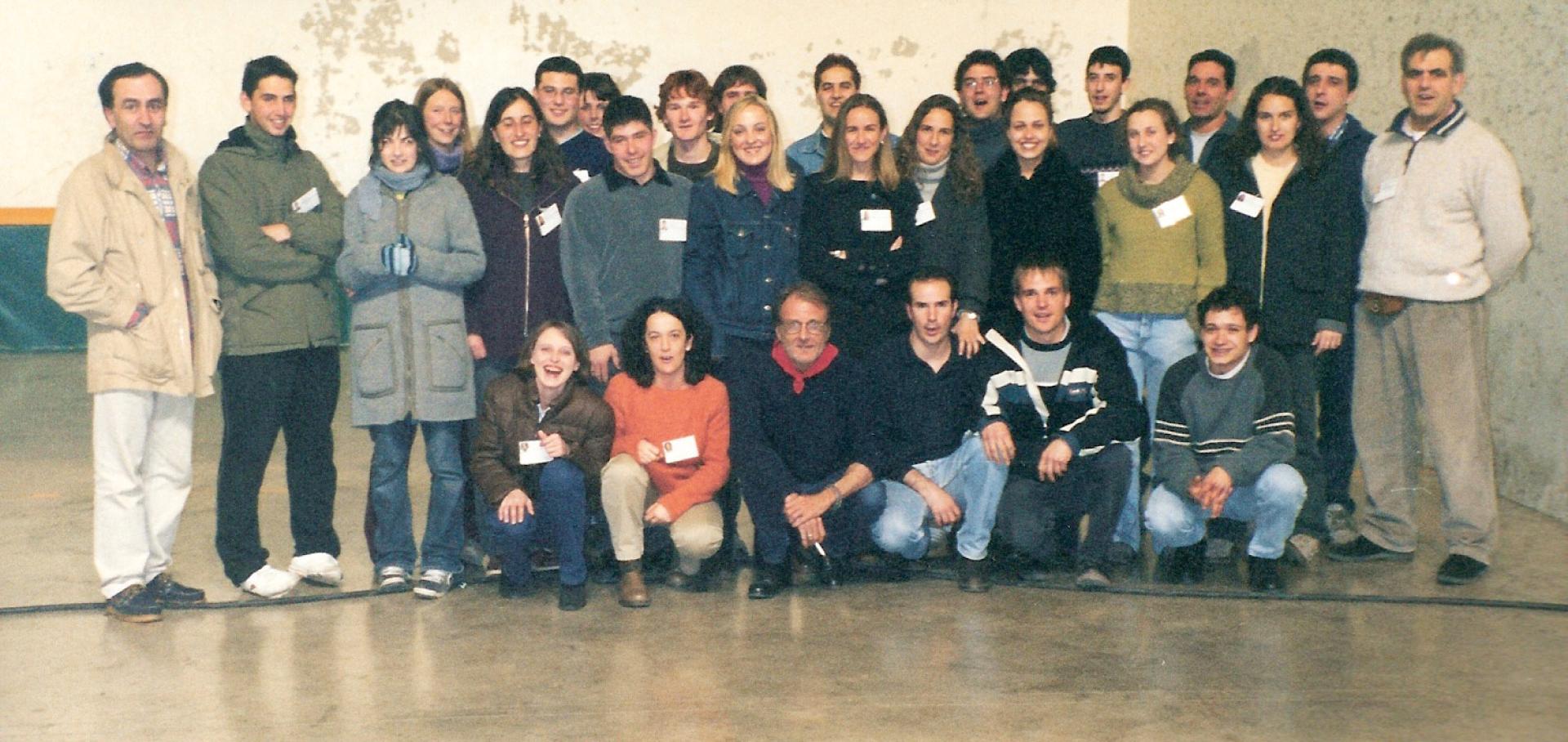 HACE 25 AÑOS. Miembros de Bilaketa, reunidos en el frontón de Aoiz en una imagen de 2001. En el centro, con el pañuelico rojo, el cantautor Luis Eduardo Aute. bilaketa