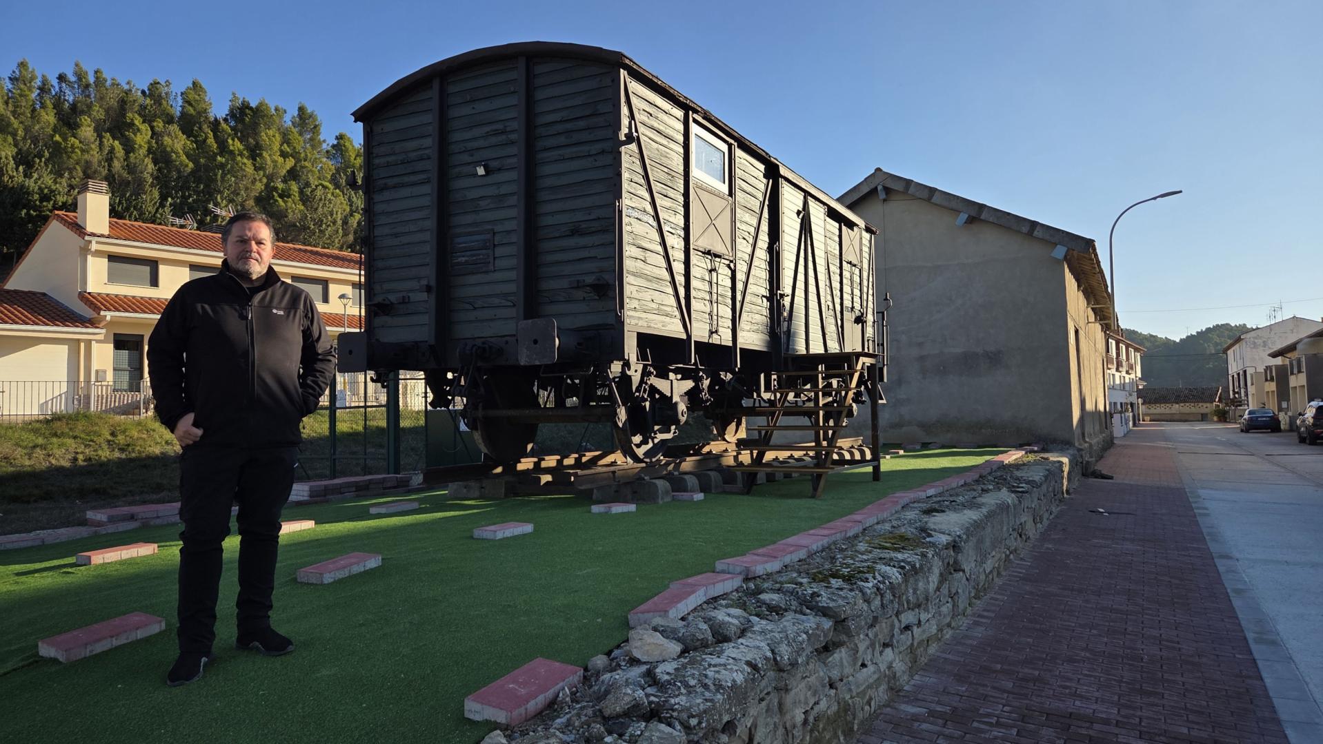 Ricardo Murillo, alcalde de Liédena, junto al vagón instalado a la altura de la antigua vía del Irati
