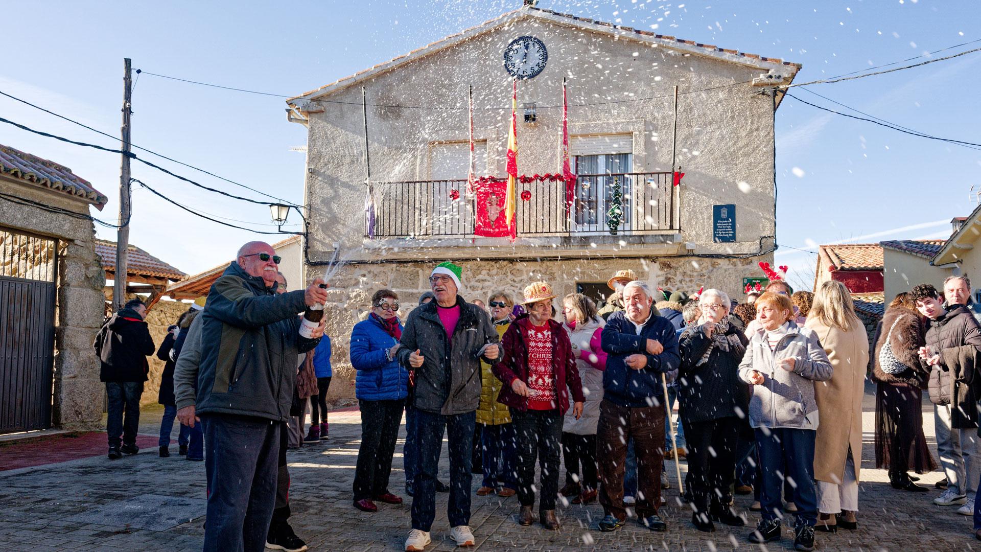 Celebración por adelantado de las Campanadas en la pequeña localidad abulense de Villar de Corneja, que cuenta con una treintena vecinos empadronados, aunque solo 4 de ellos viven durante todo el año