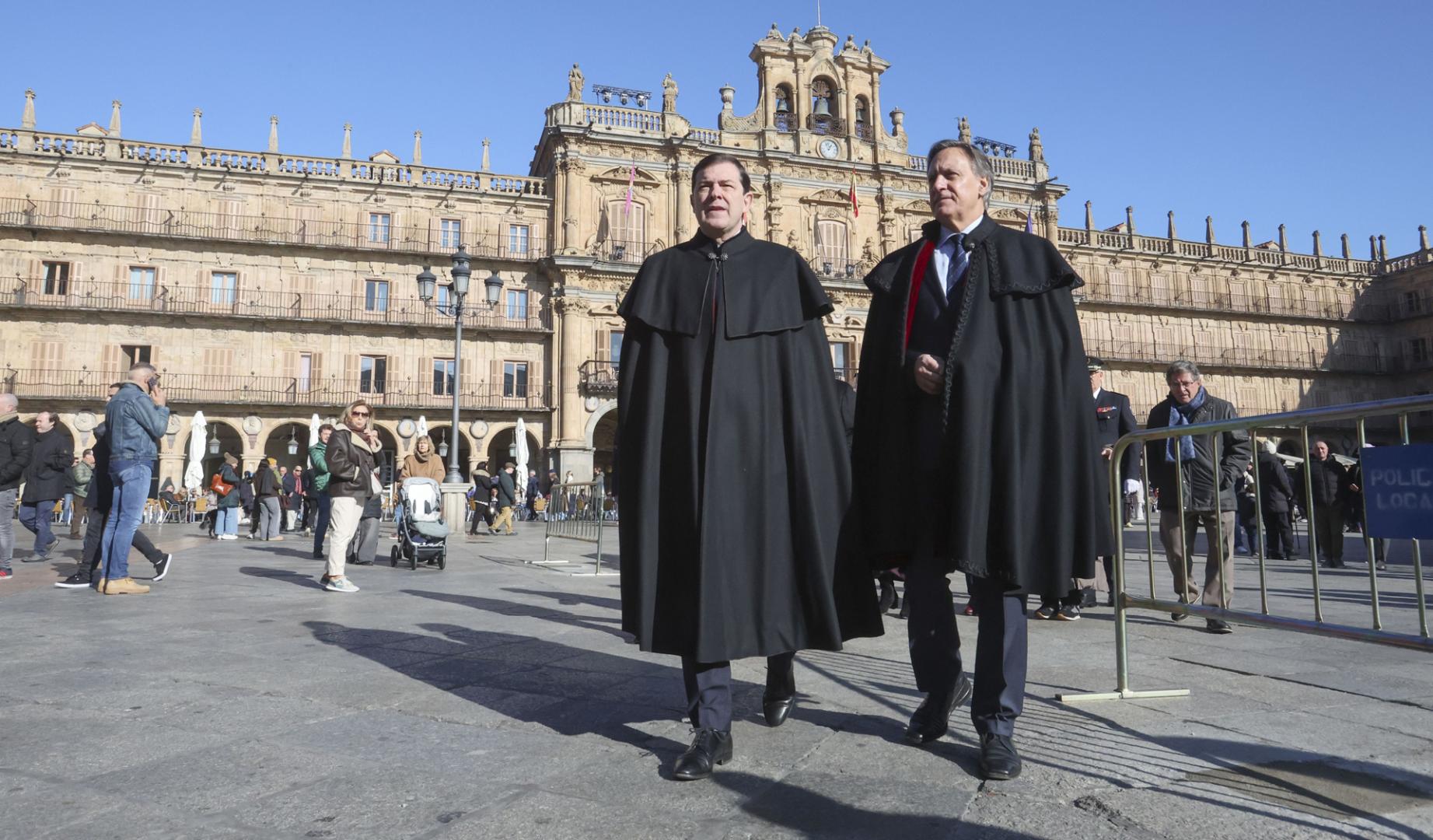 El presidente de Castilla León, Alfonso Fernández Mañueco (i) asiste a la tradicional ofrenda floral a Miguel de Unamuno