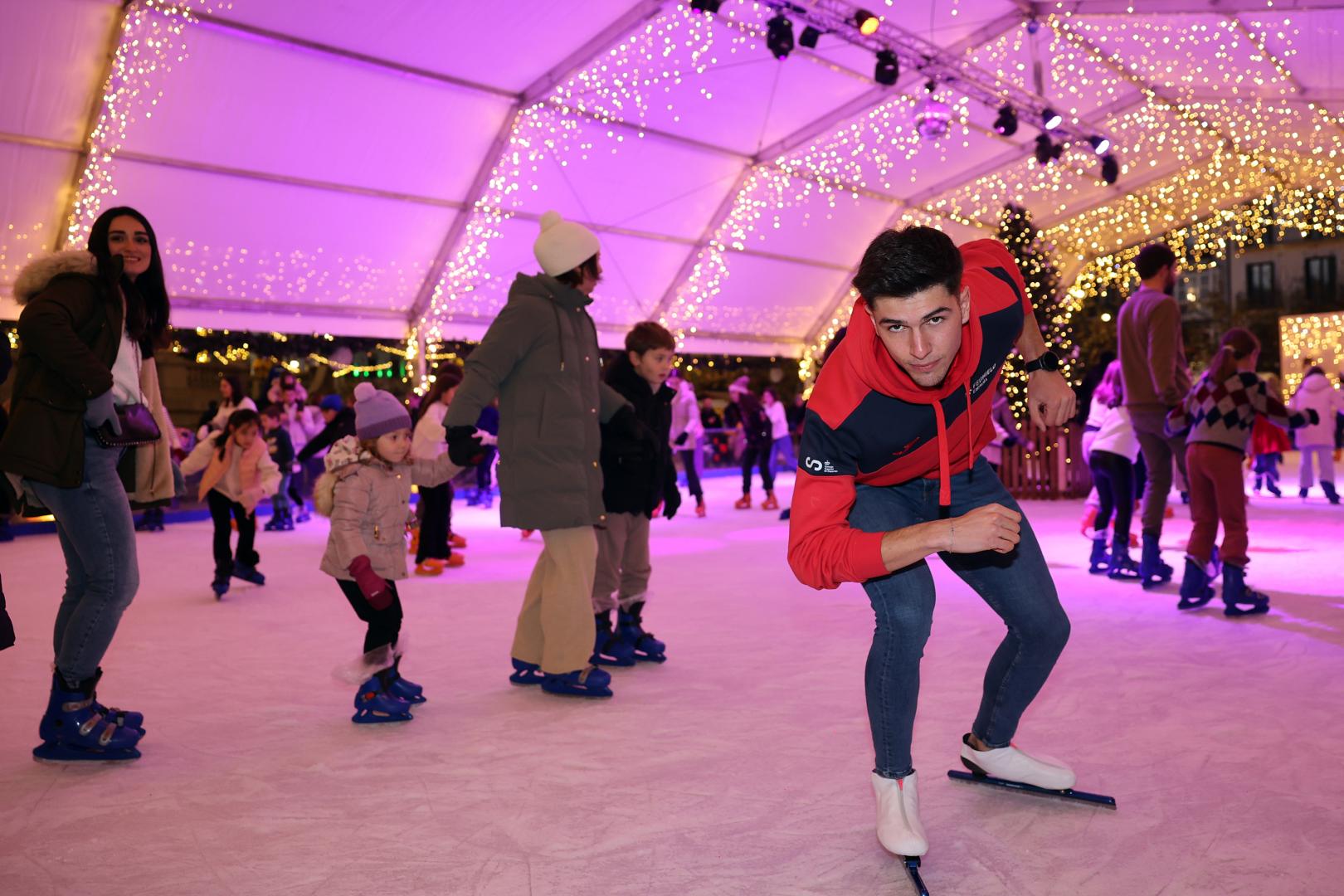 Dani Milagros, en la pista de hielo de la plaza del Castillo. El navarro compite en los Juegos Olímpicos de Invierno de Milán el 11 de febrero, pero antes, este domingo 4 de enero, se marcha a Alemania a disputar el Europeo